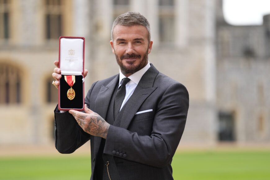 David Beckham celebra su título de caballero con Gary Neville y Guy Ritchie