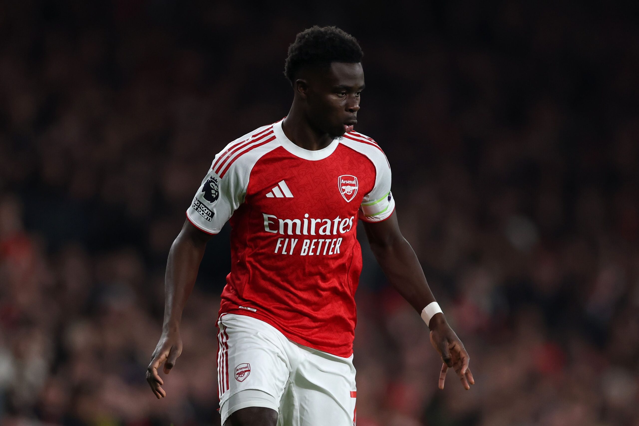 Bukayo Saka se compromete con Tolami Benson y le regala un anillo enorme