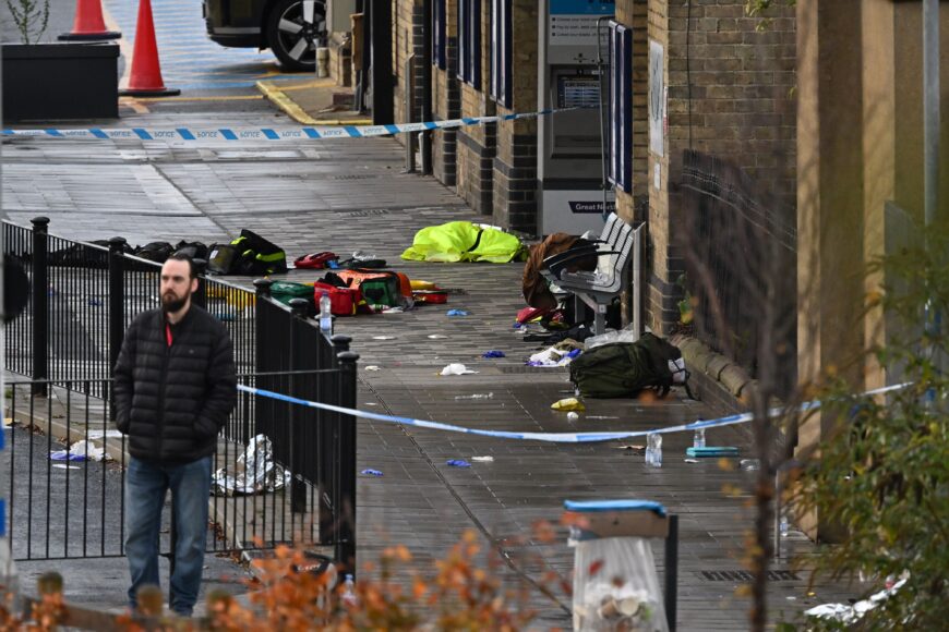 Futbolista herido en ataque con cuchillo en tren hacia Londres, hospitalizado
