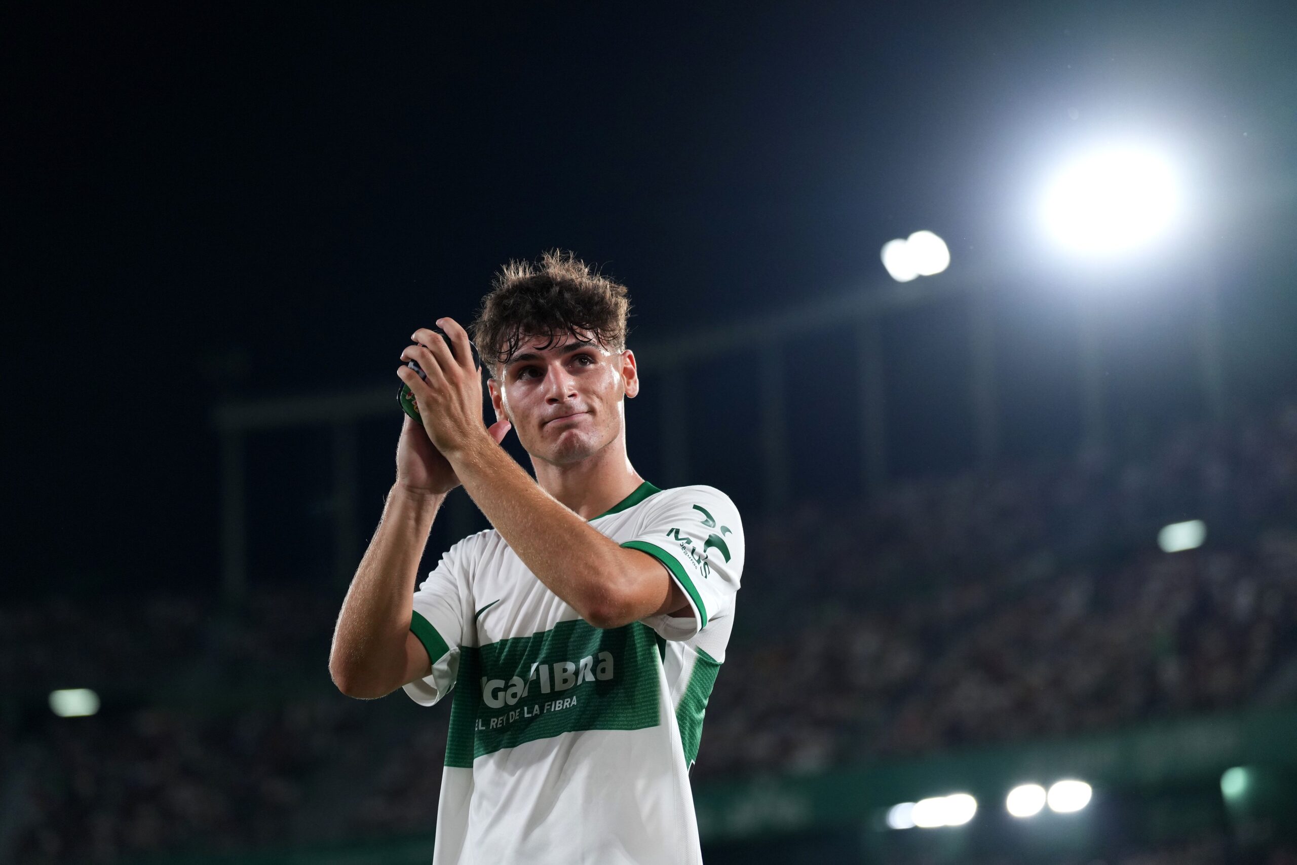 Man City y Arsenal consideran al mediocampista de Elche comparado con Pedri