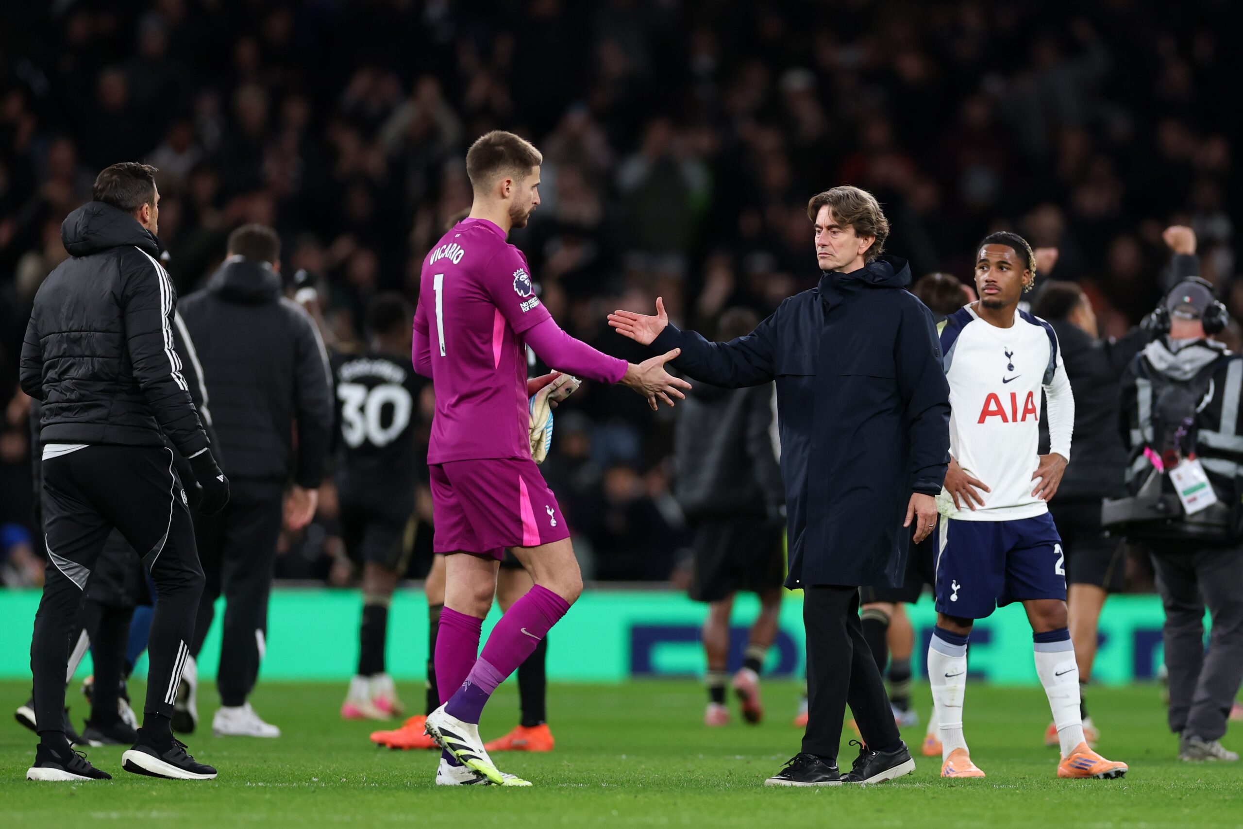 Thomas Frank critica a hinchas de Tottenham tras derrota ante Fulham