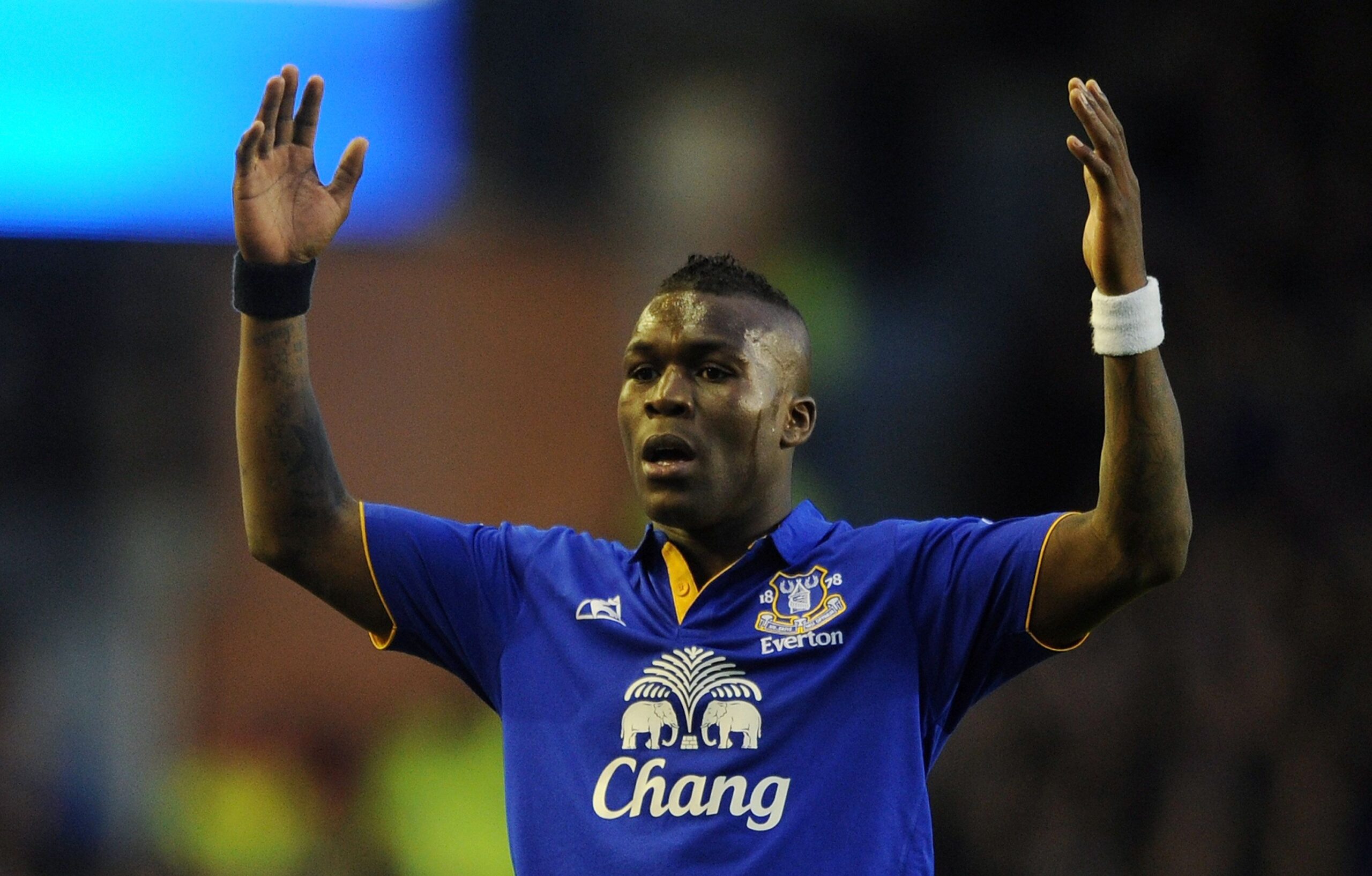 Royston Drenthe, exjugador del Everton y Real Madrid, recibe tratamiento tras un stroke