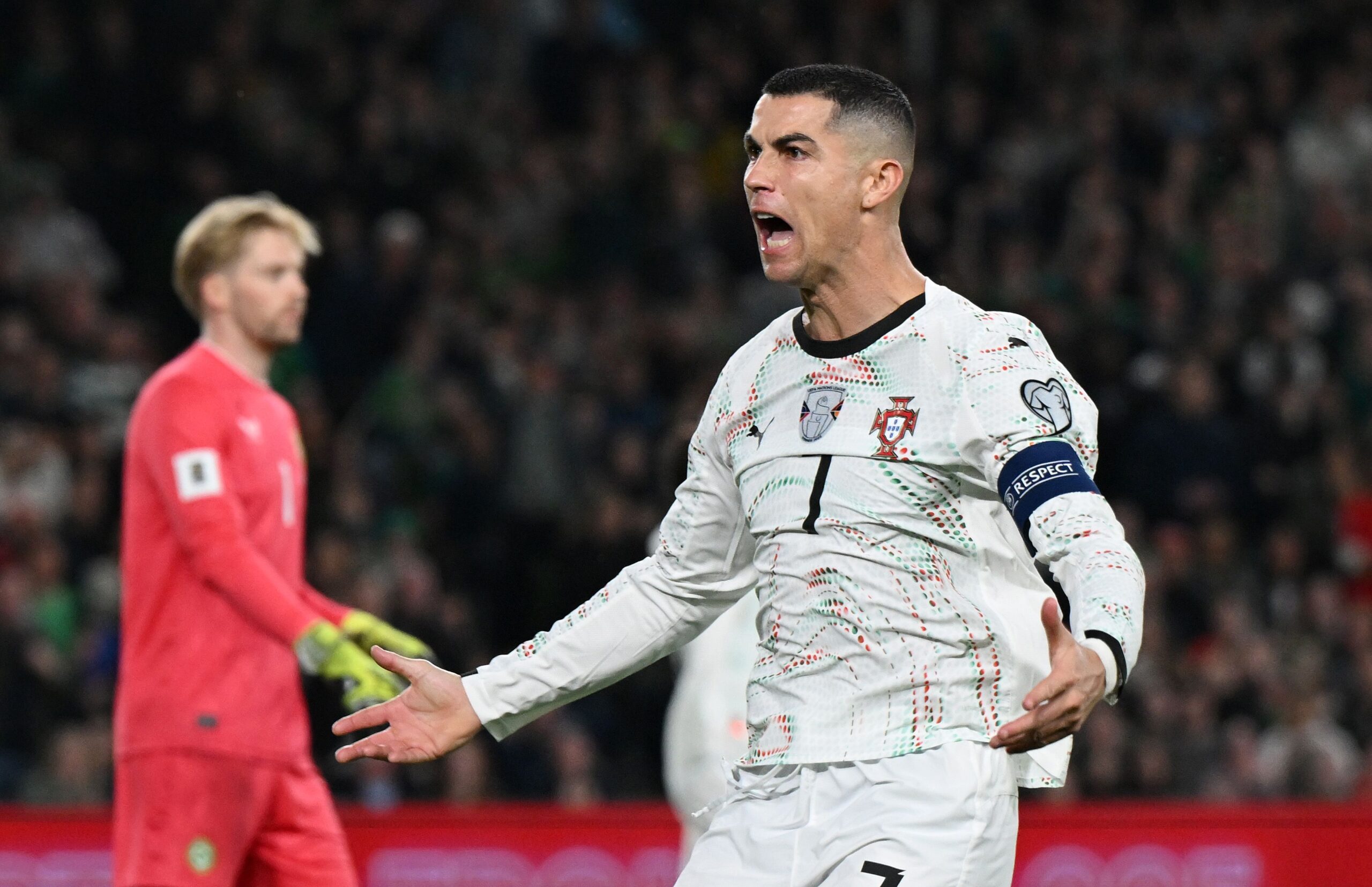 Cristiano Ronaldo aplaude sarcásticamente tras tarjeta roja en clasificatoria mundialista