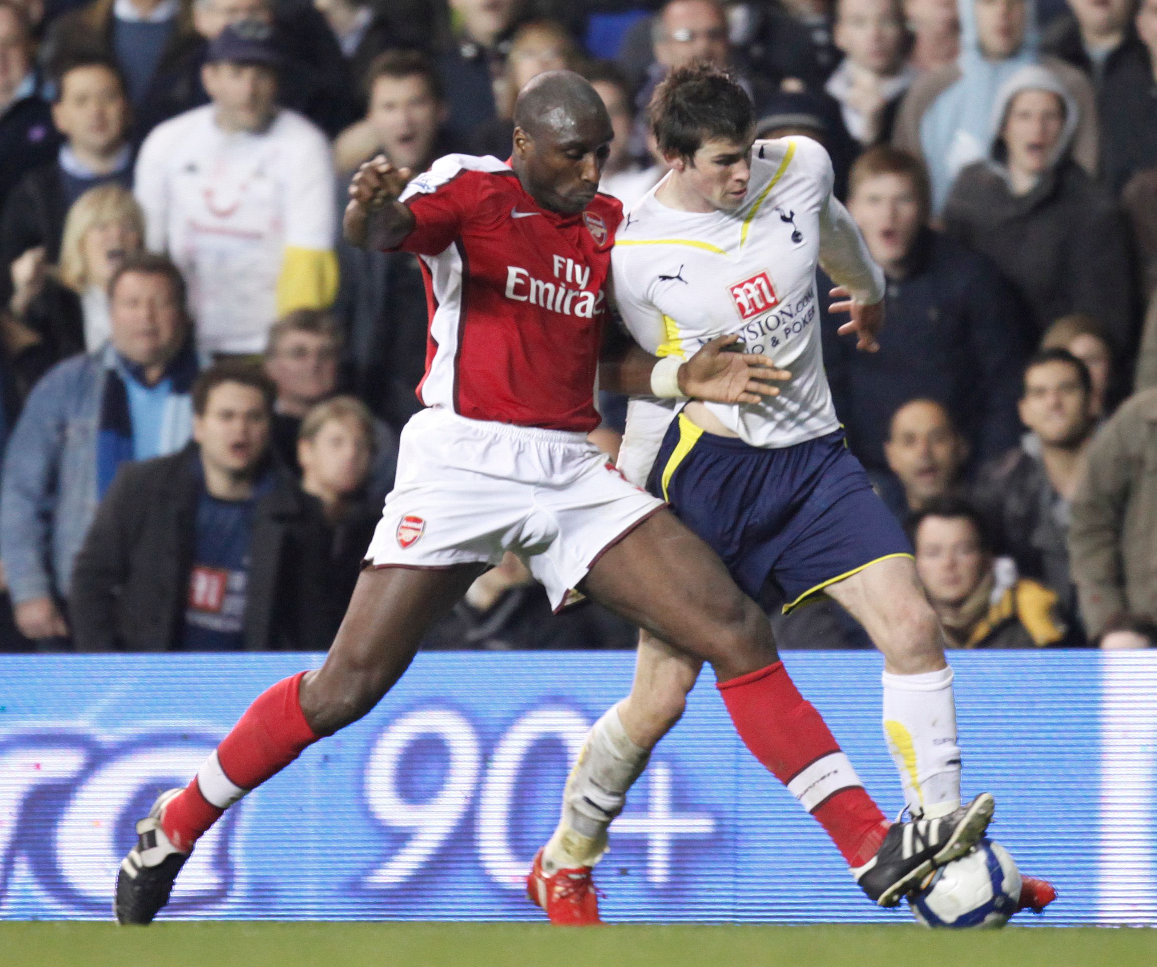 Sol Campbell culpa a políticos y medios por abusos de Tottenham tras 24 años
