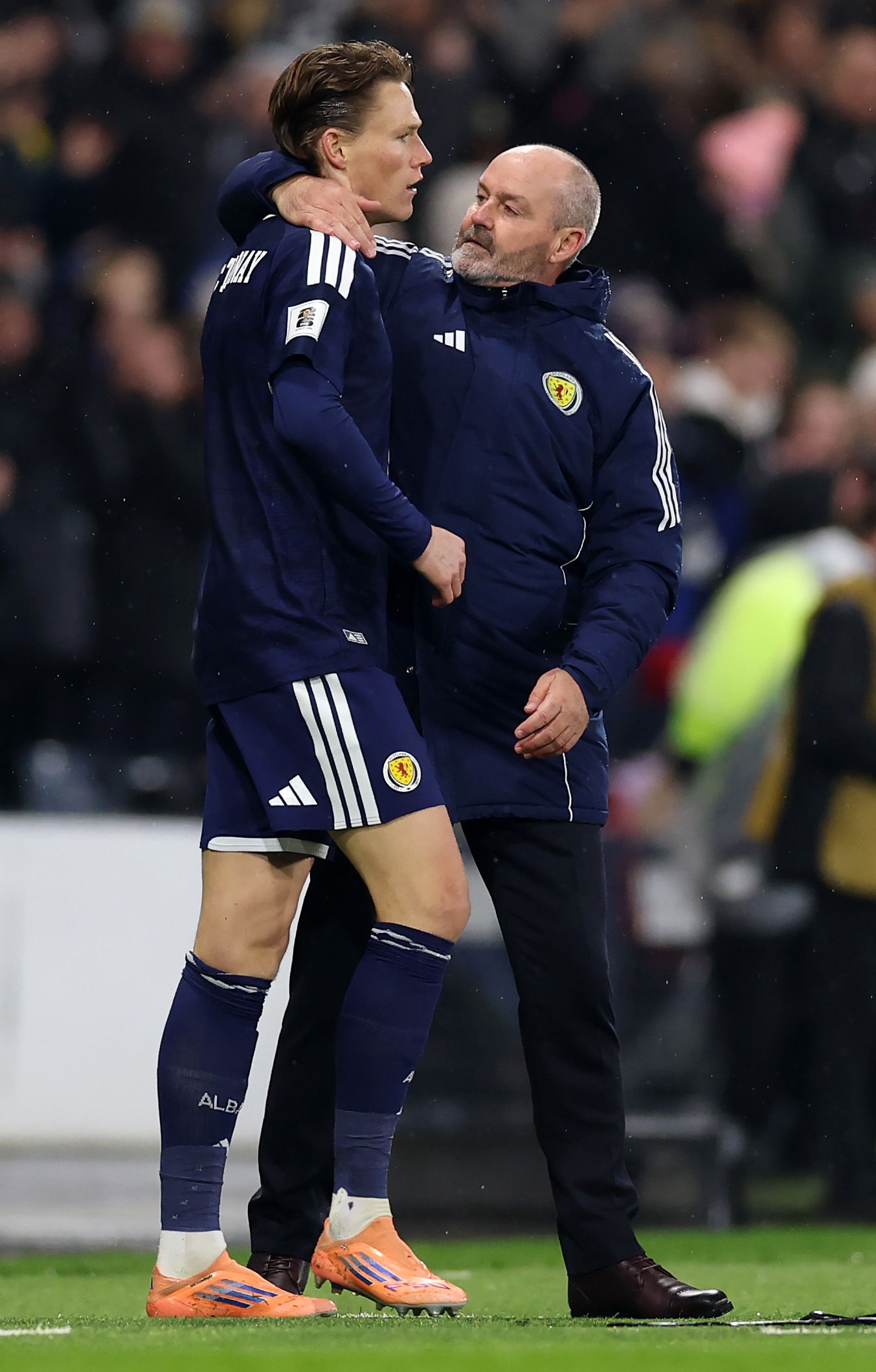 Scott McTominay marca un golazo de chilena y lleva a Escocia al Mundial