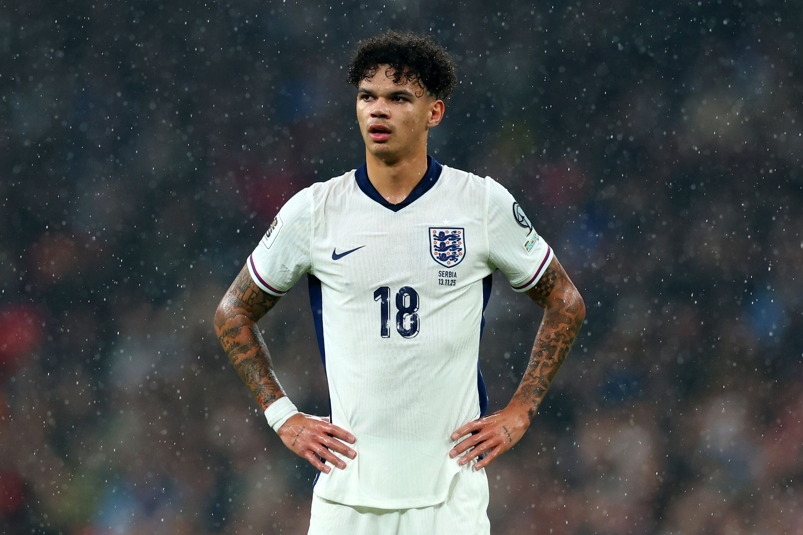 John Stones entrega su primera camiseta de los Three Lions a Nico O’Reilly