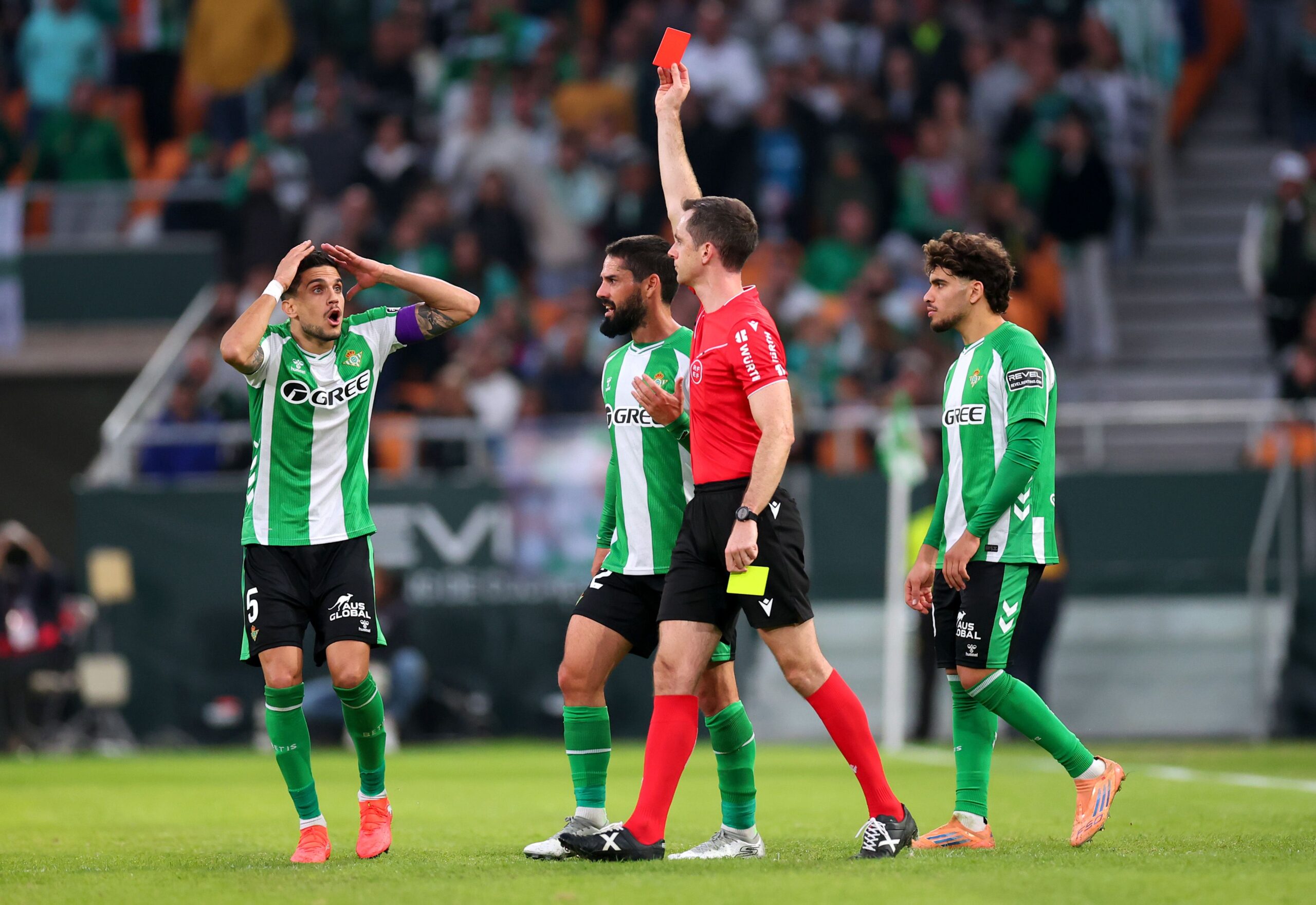 Antony de Man Utd expresa su dolor tras roja por patear a rival en Betis