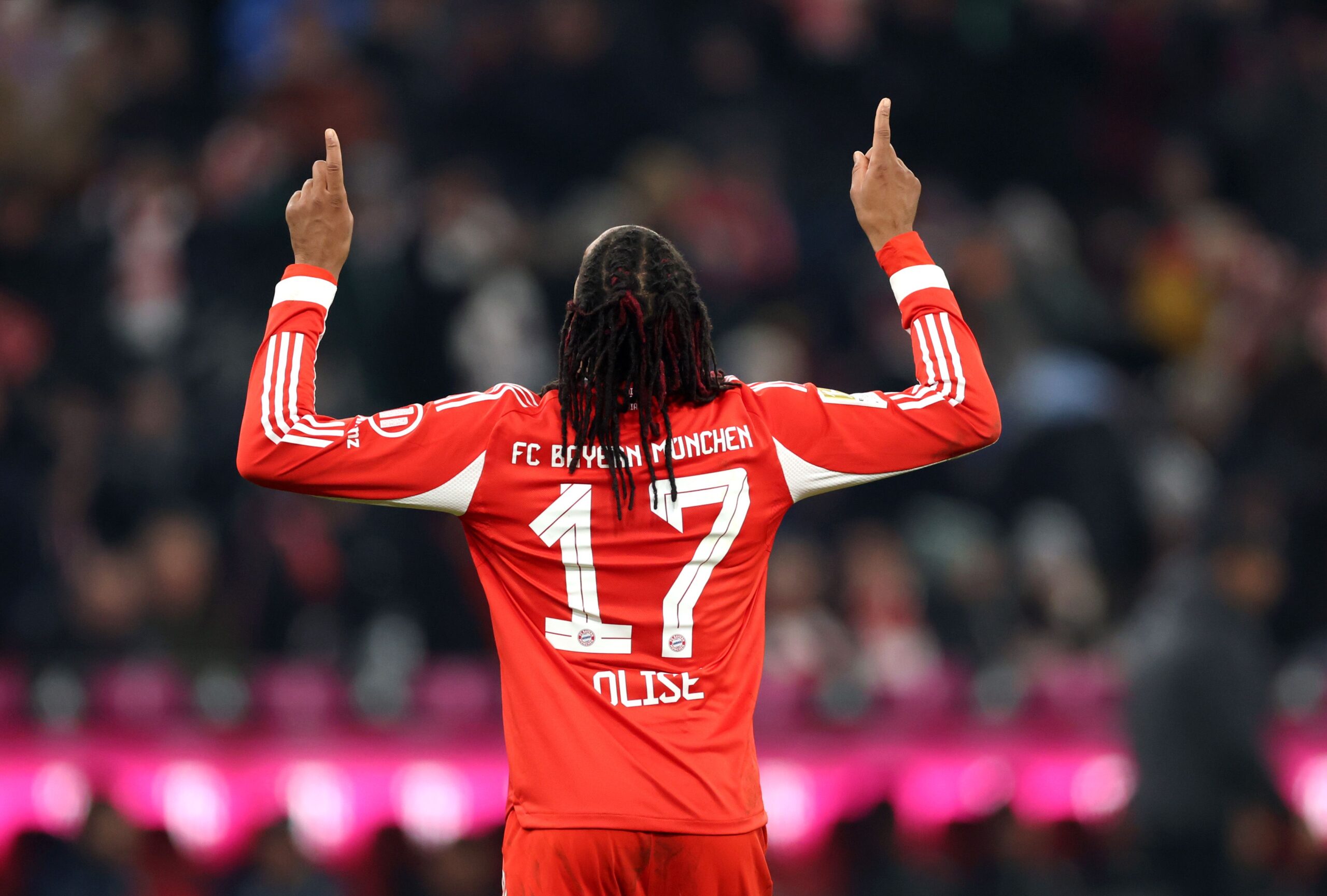 Michael Olise brilla con doblete y asistencia mientras Bayern golea a Freiburg