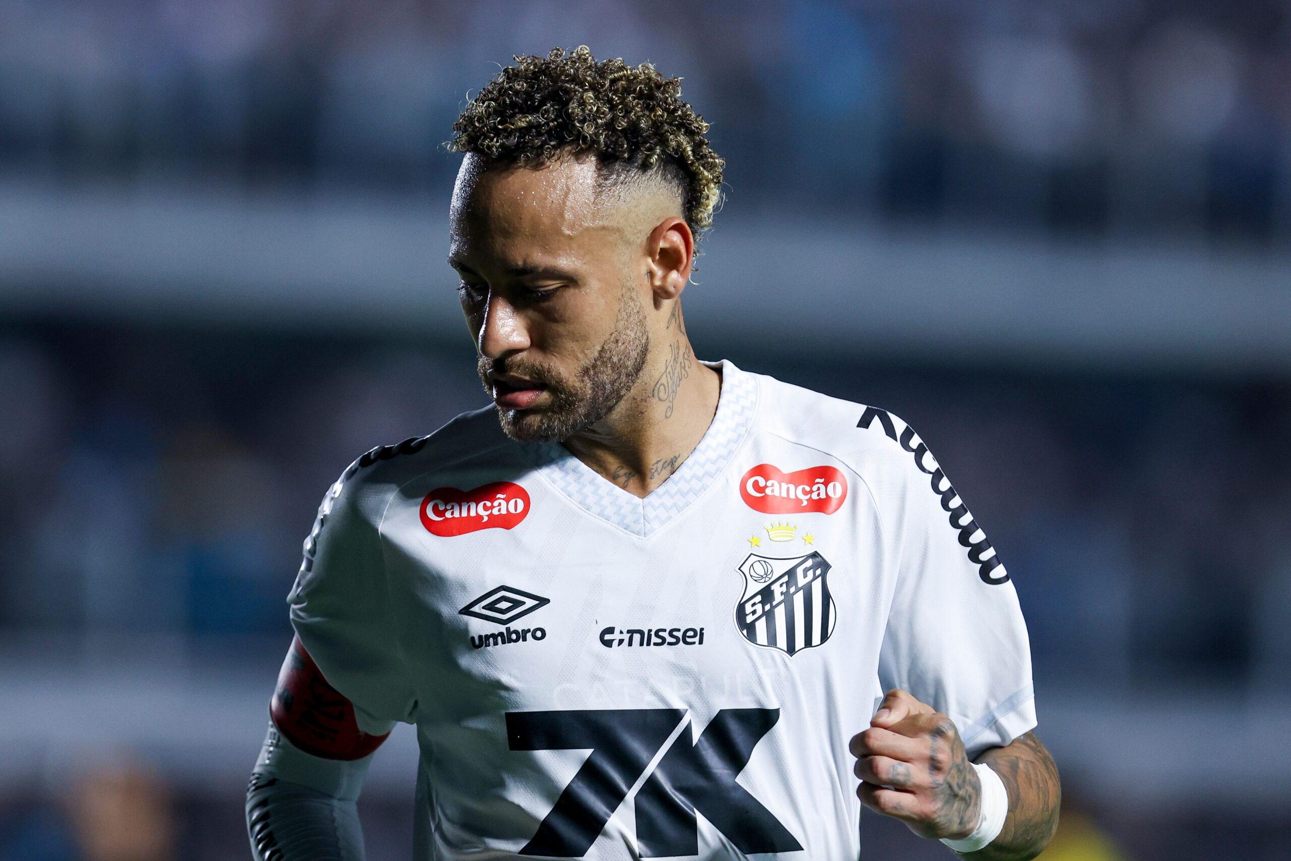 Neymar se entrena a pesar de la lesión para regresar al campo con valentía