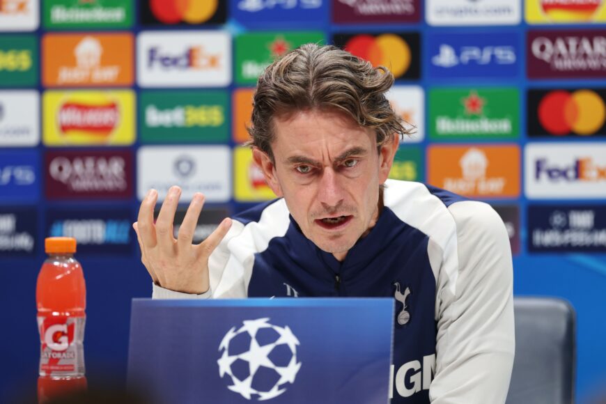 Spurs Djed Spence y Micky van de Ven se disculpan con Thomas Frank por Chelsea