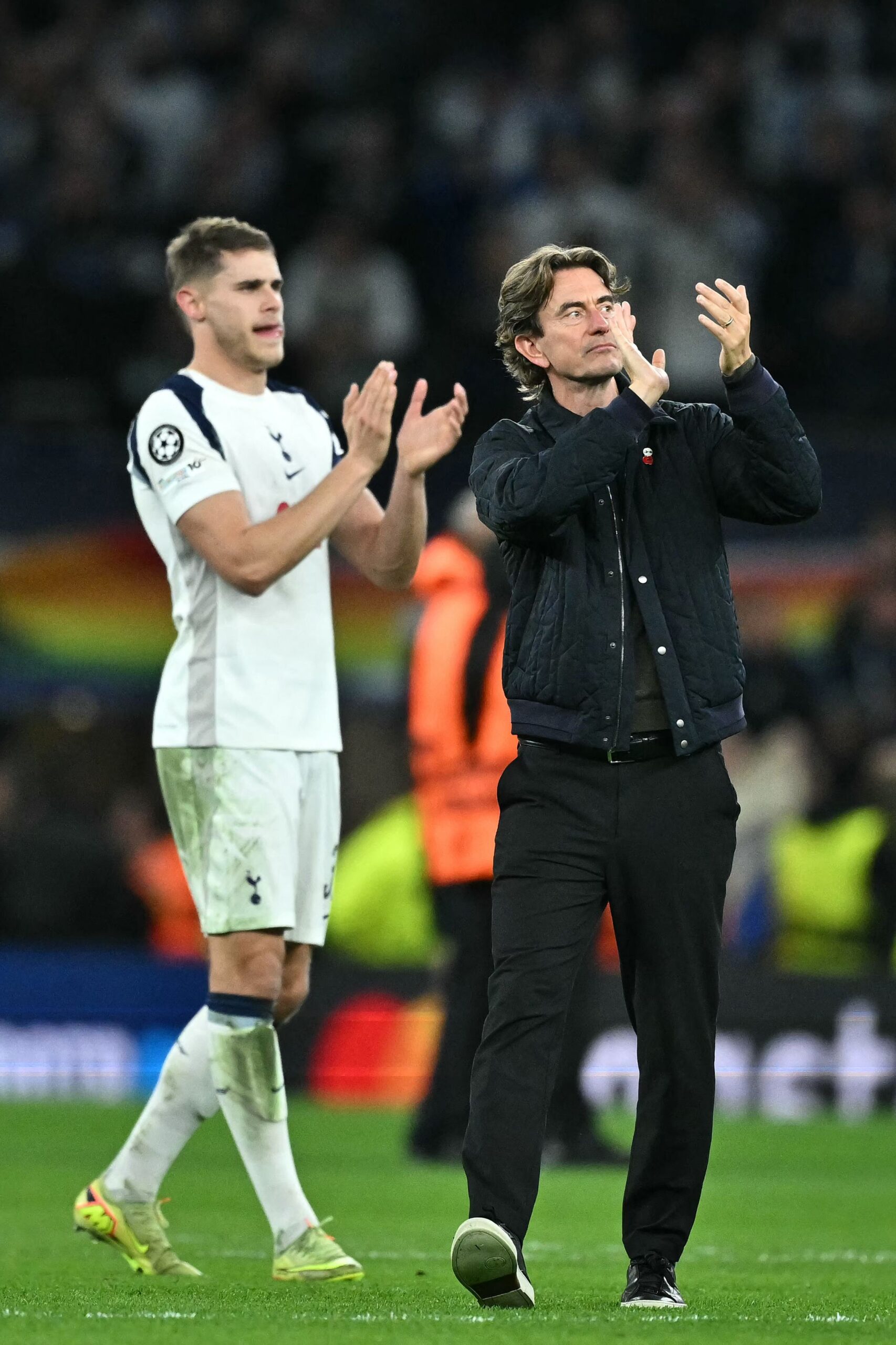 Micky van de Ven: Leyenda del Spurs destaca su brillante desempeño defensivo