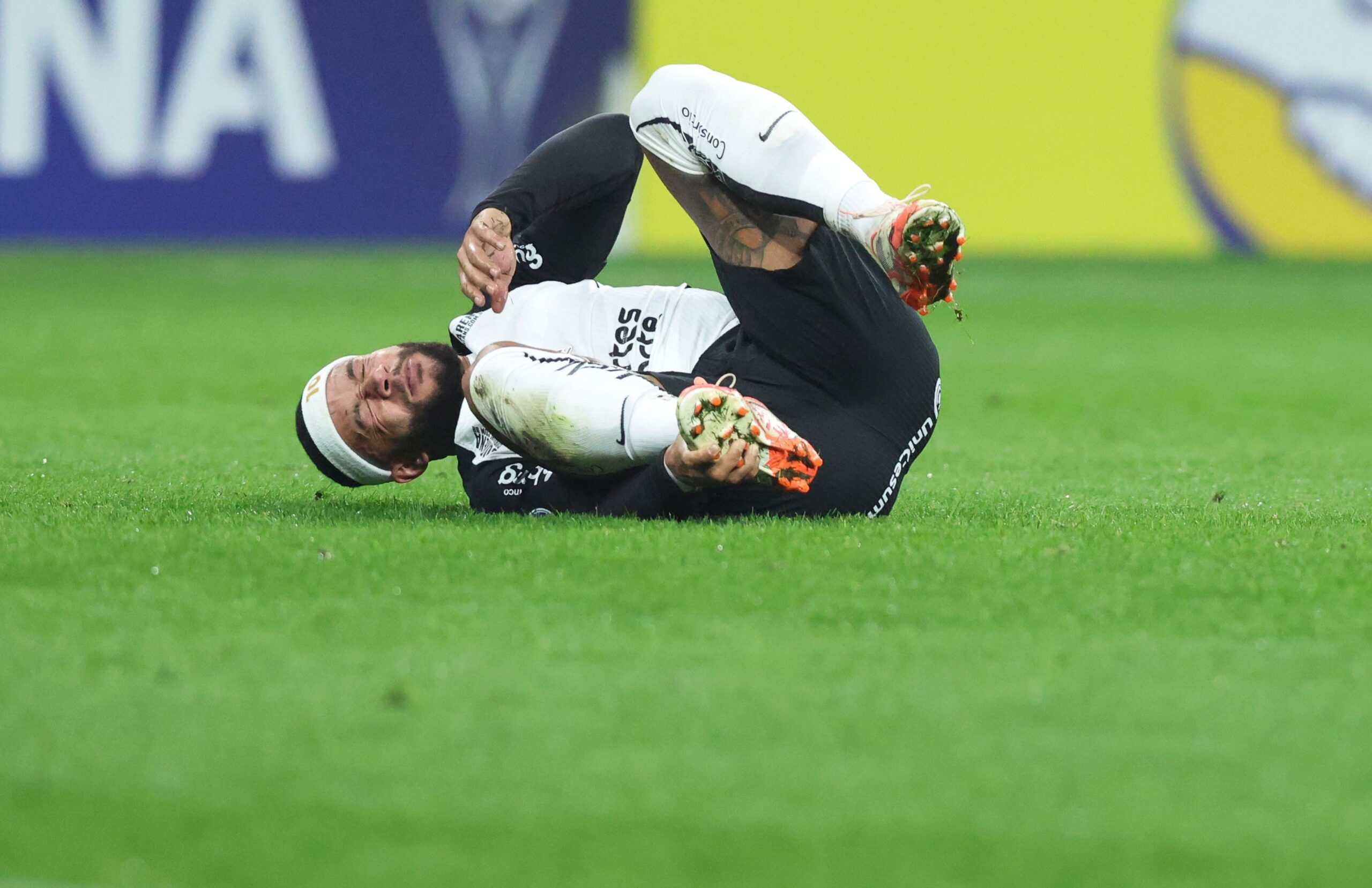 Memphis Depay sufre nueva lesión de rodilla y queda fuera de Corinthians