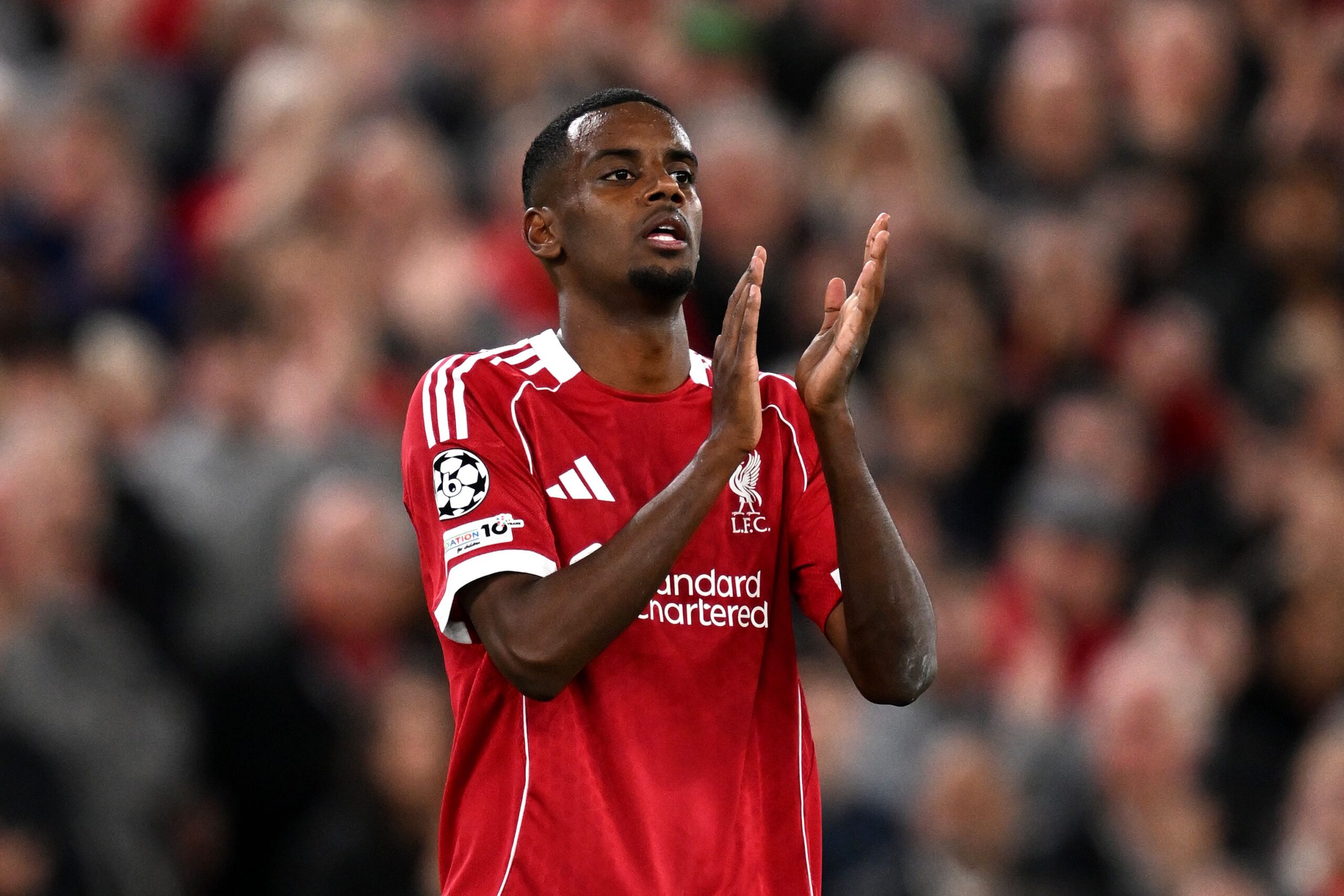 Alexander Isak gasta £30k en perro guardián tras amenazas de muerte