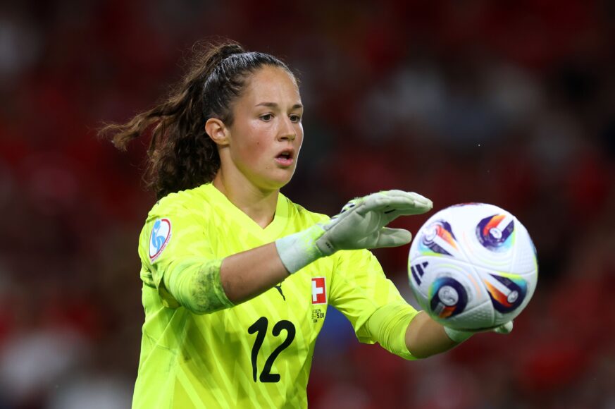 Chelsea sufre baja clave: Hannah Hampton fuera del duelo ante St Polten