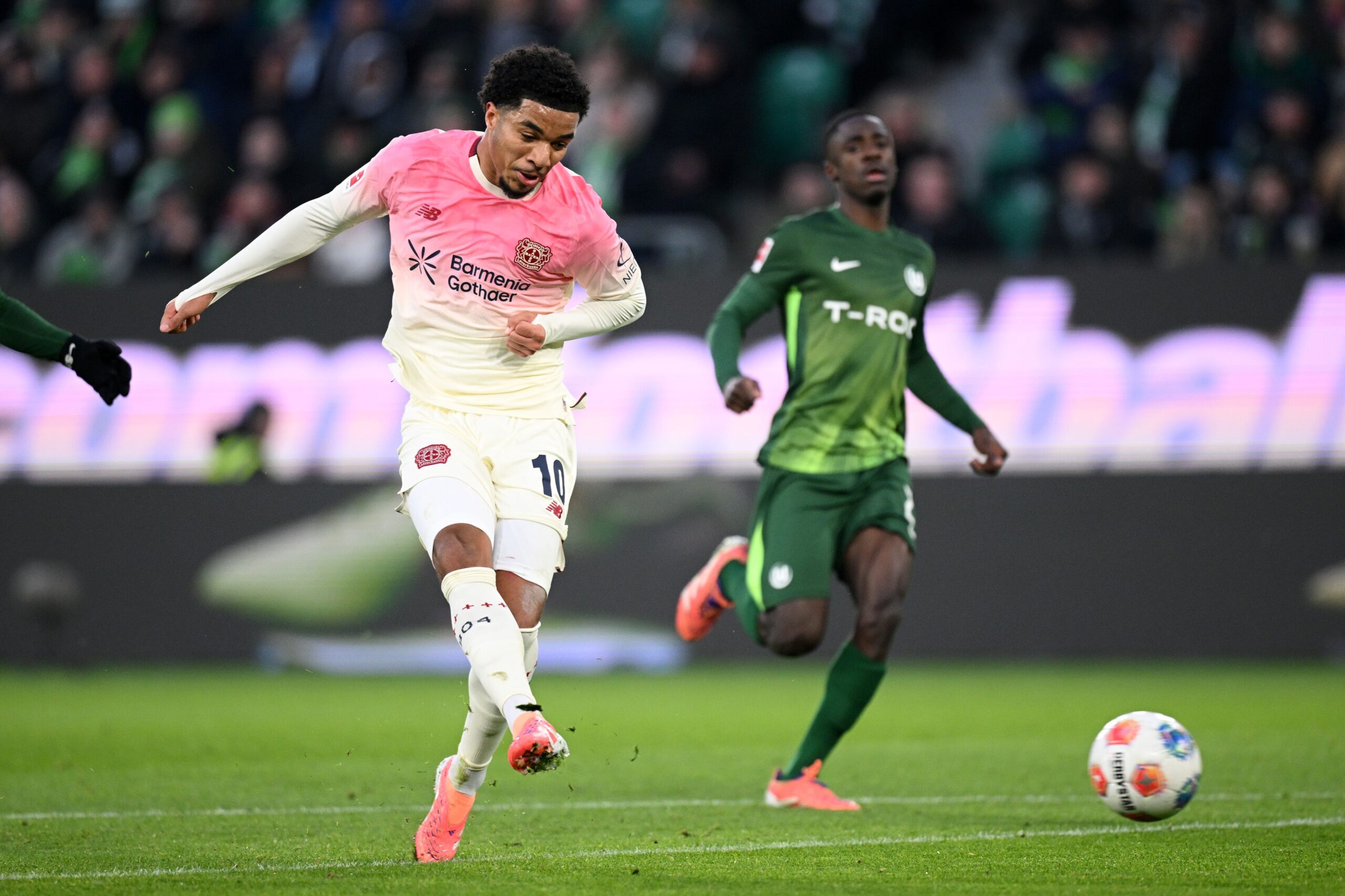Malik Tillman brilla en Leverkusen con gol y asistencia en la Bundesliga