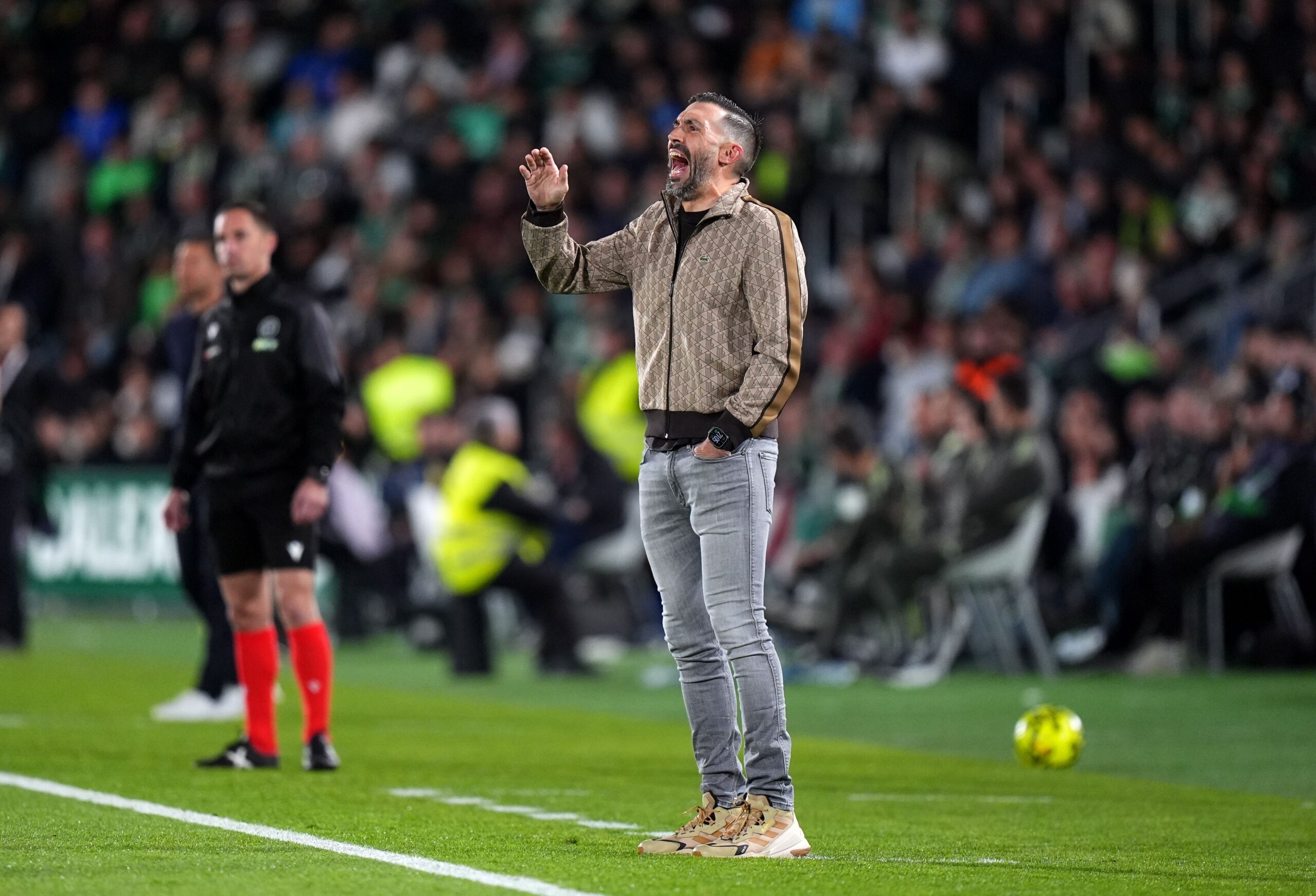 Decisión arbitral causa furia en entrenador de Elche tras empate de Real Madrid