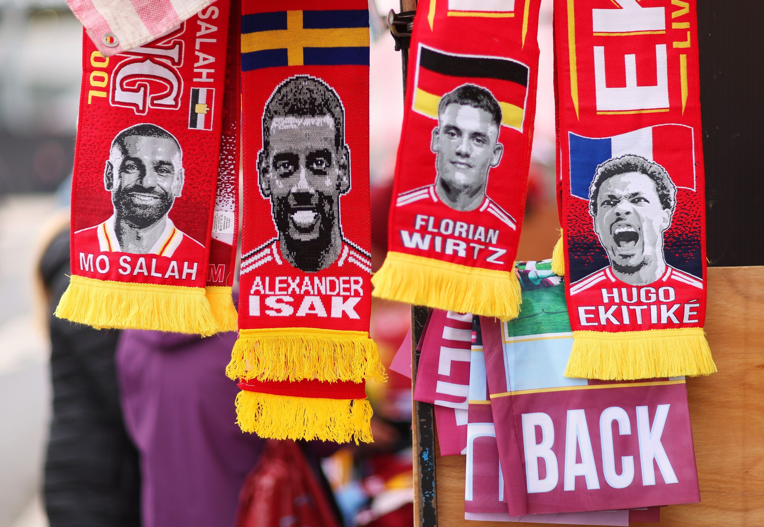Ekitike debería ser titular en Liverpool, Isak debe ganarse su puesto
