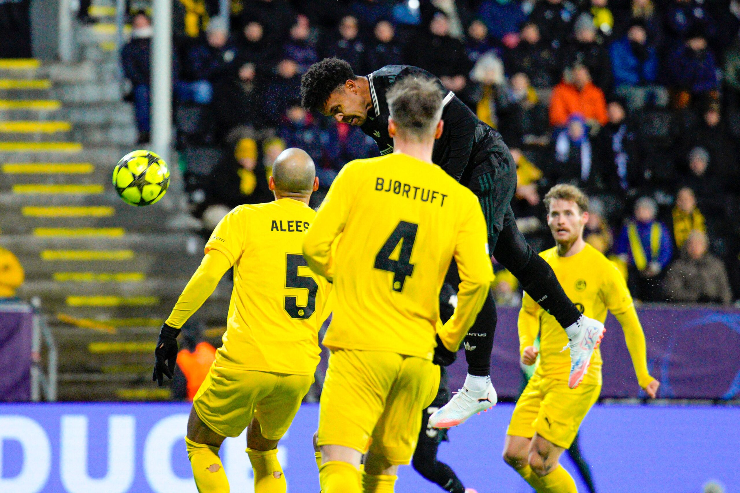 Weston McKennie anota su octavo gol en Champions League con un cabezazo