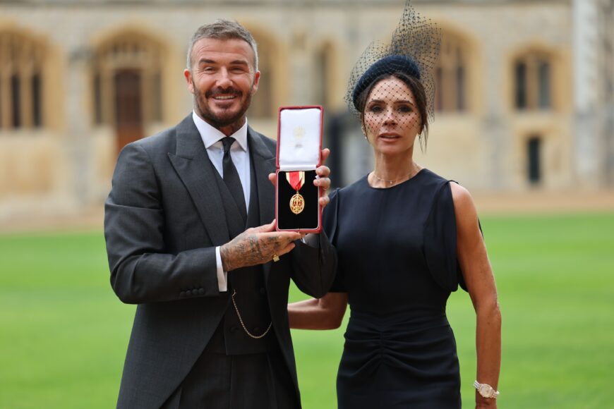 David Beckham recibe su merecido título de caballero de manos del rey Carlos