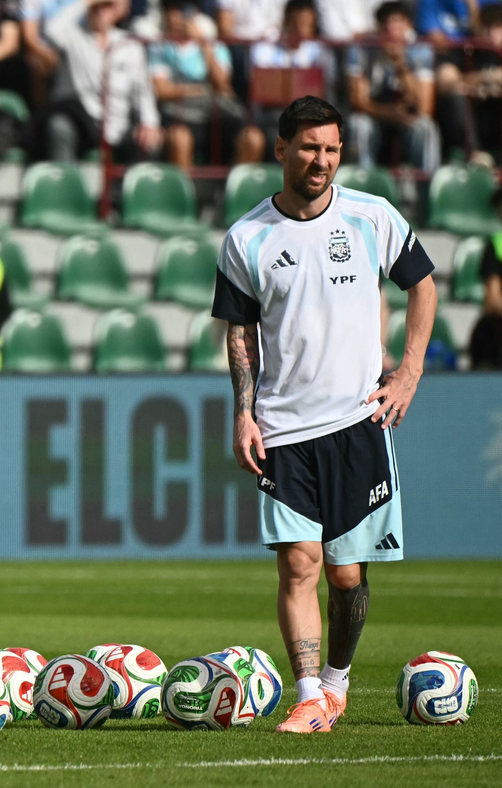 Messi deslumbra a 20,000 fans en su entrenamiento en club de La Liga