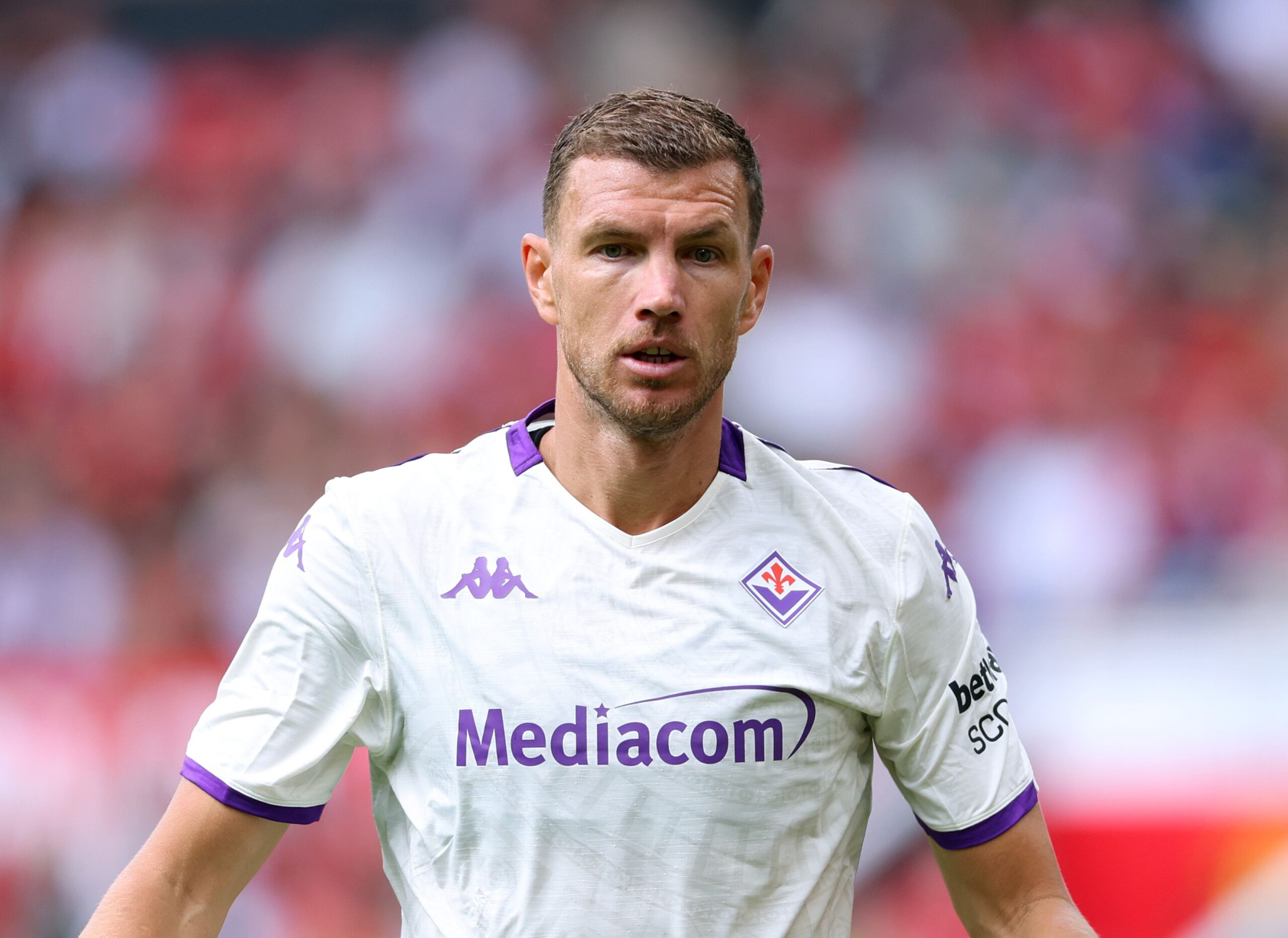 Dzeko critica a Fiorentina y reprocha a sus hinchas por abucheos tras derrota