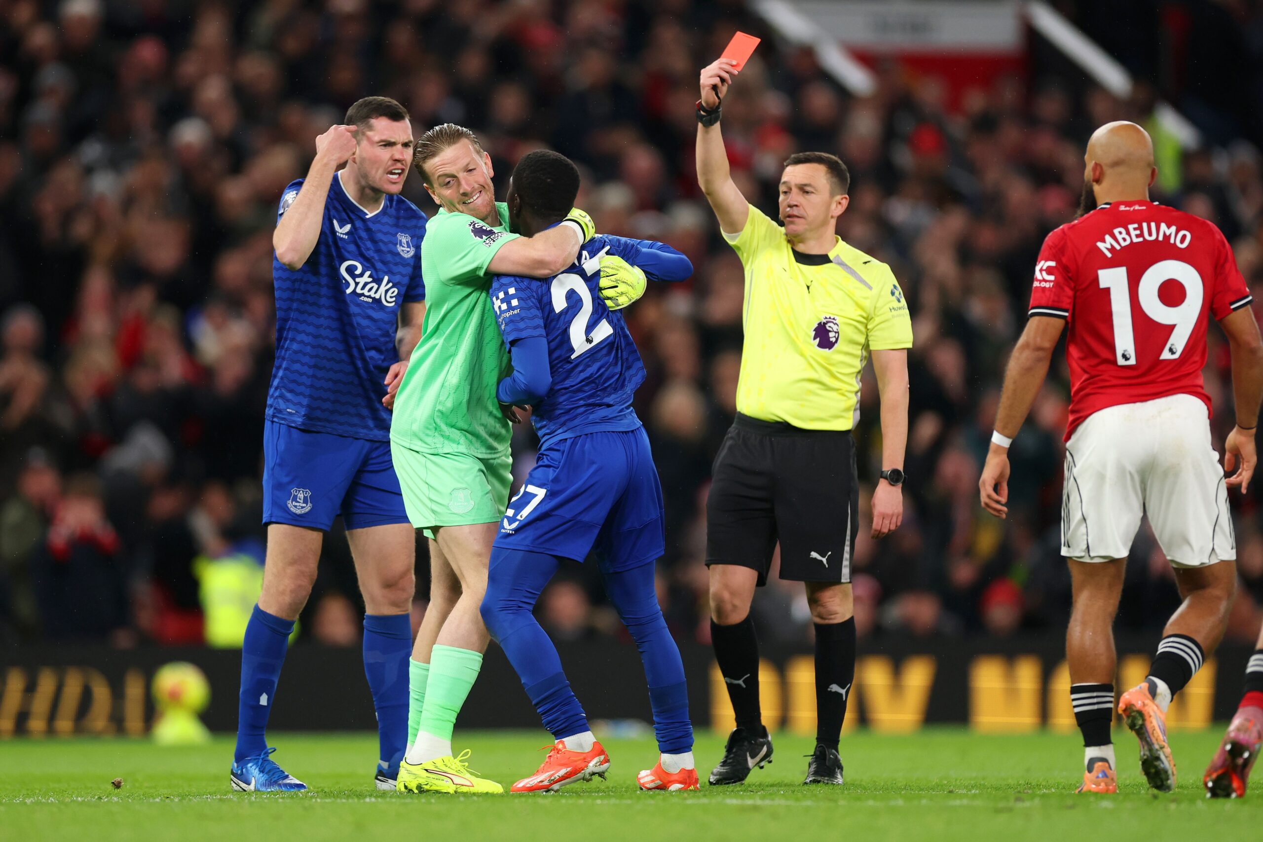 Idrissa Gueye expulsado tras choque con Keane en partido contra Manchester United