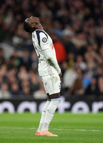 Randal Kolo Muani sufre fractura de mandíbula tras choque con Harry Maguire