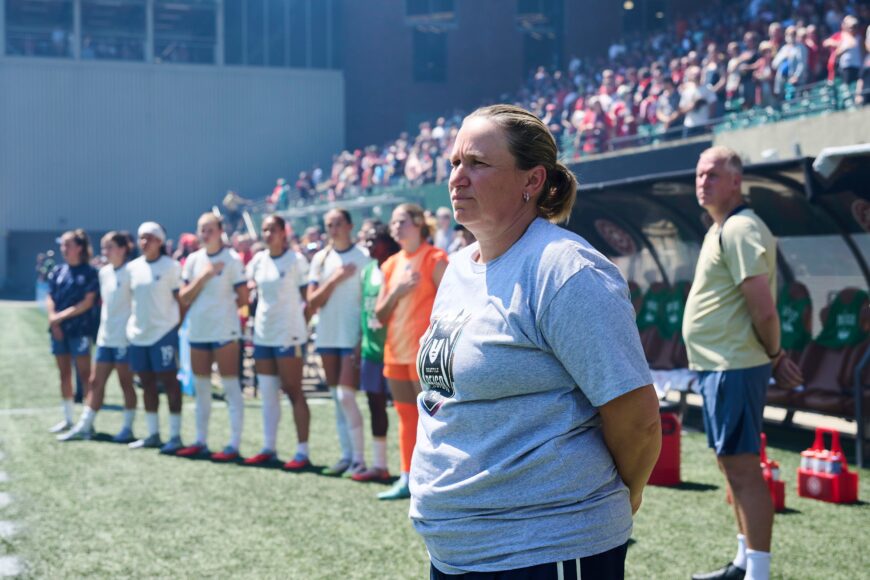 La entrenadora de Seattle Reign, Laura Harvey, usa ChatGPT para mejorar tácticas