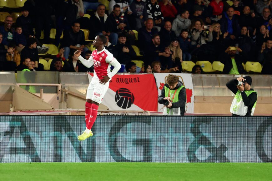 Folarin Balogun anota penal y recibe tarjeta roja en derrota del Mónaco 4-1