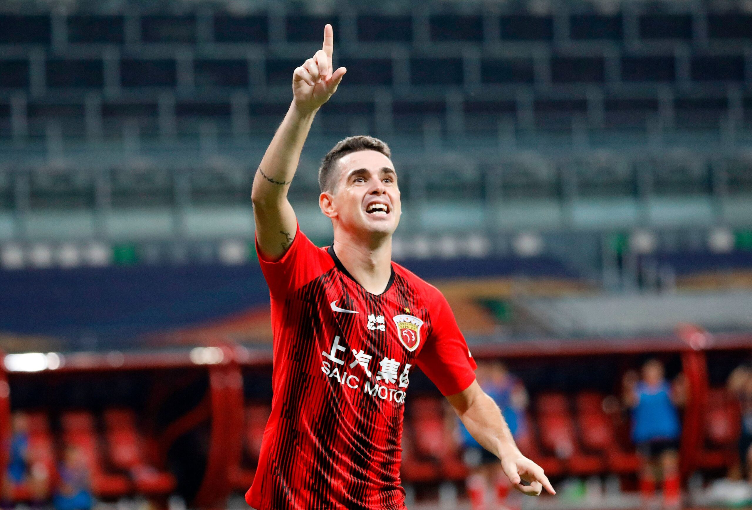 Ex estrella del Chelsea Oscar sale del hospital tras diagnóstico cardíaco