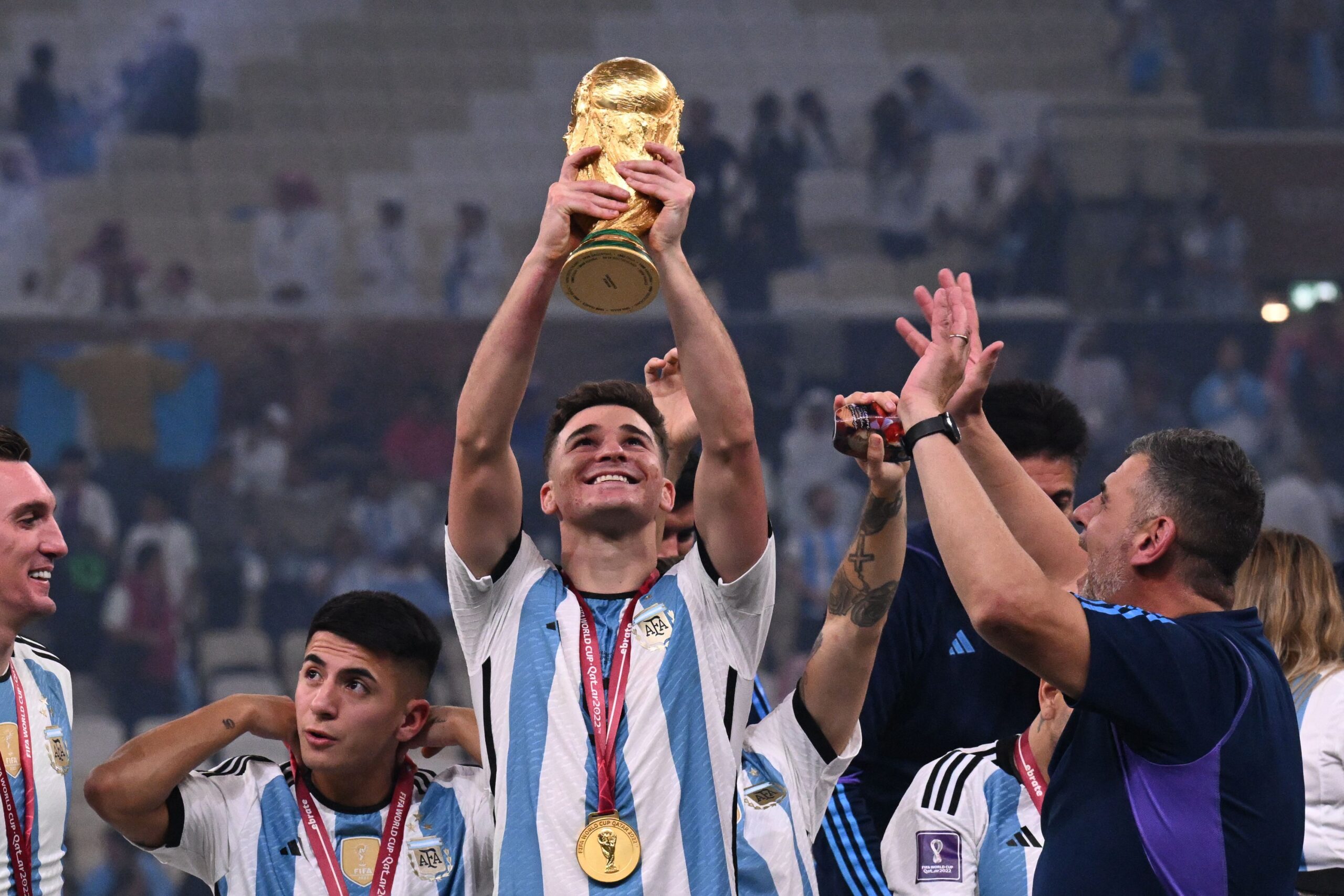 PSG busca fichar a Julian Alvarez mientras Atletico pide alto por el delantero