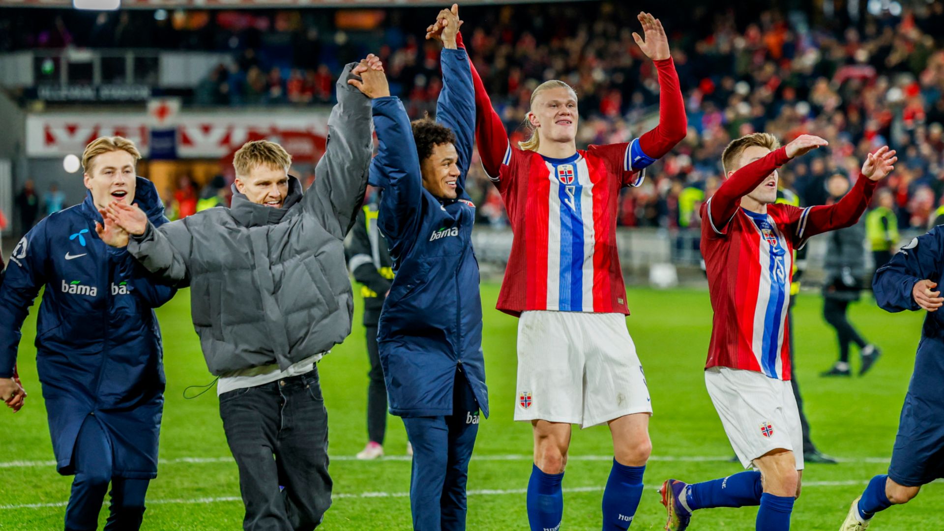 Haaland festeja victoria con hamburguesas tras doblete que acerca a Noruega al Mundial