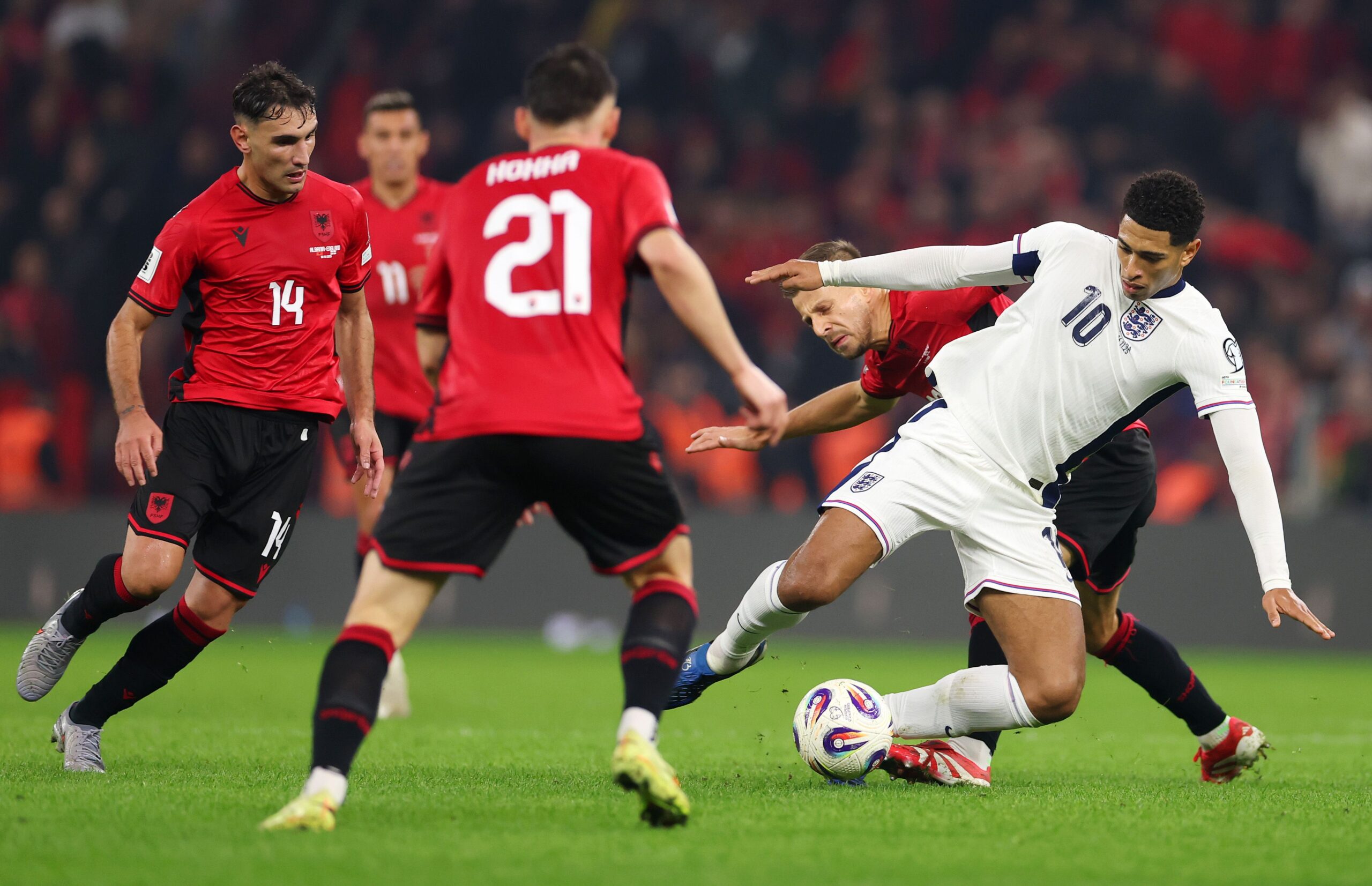 Jude Bellingham criticado por cambiar camiseta en el partido contra Albania