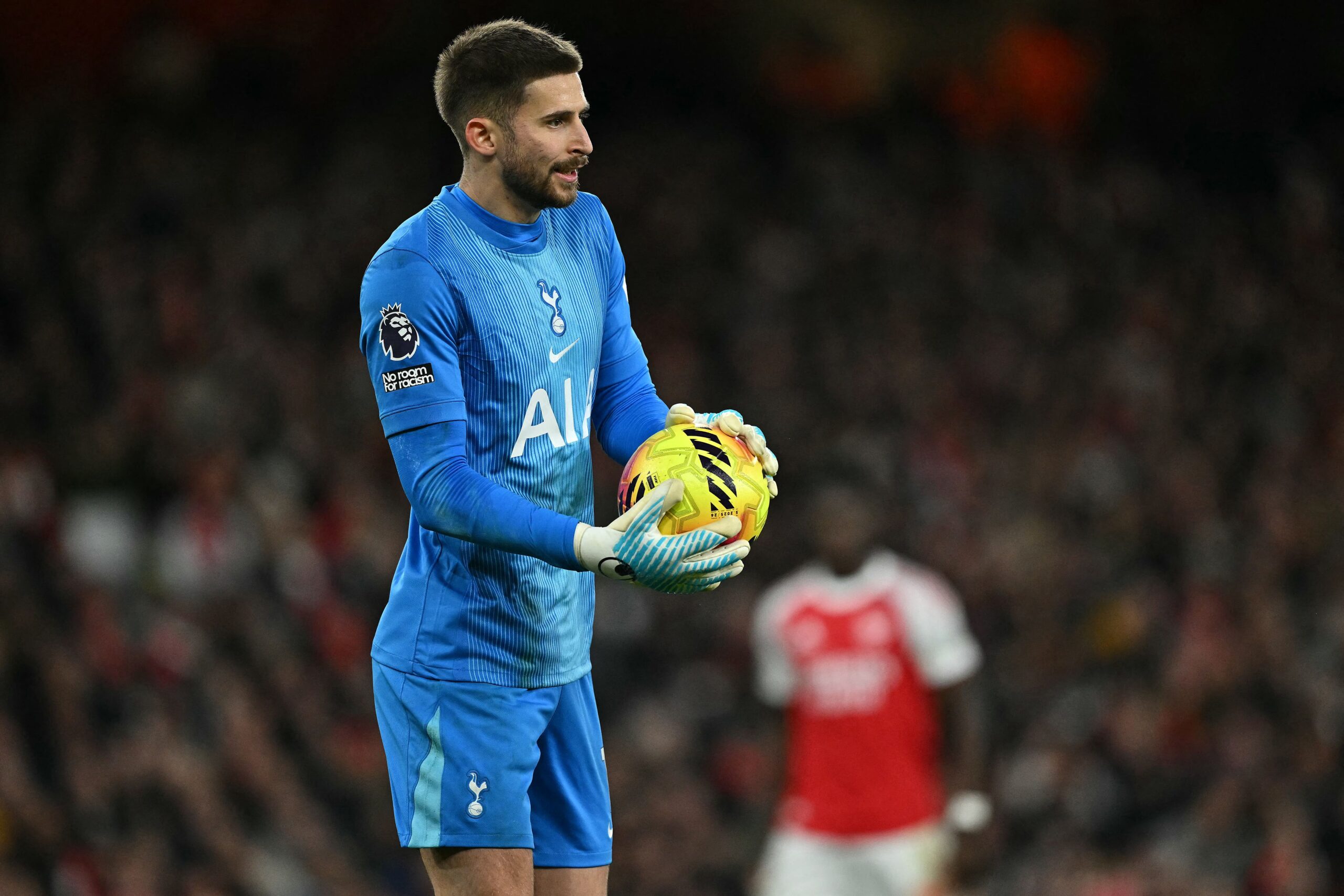 Guglielmo Vicario se disculpa con los hinchas del Tottenham tras dura derrota