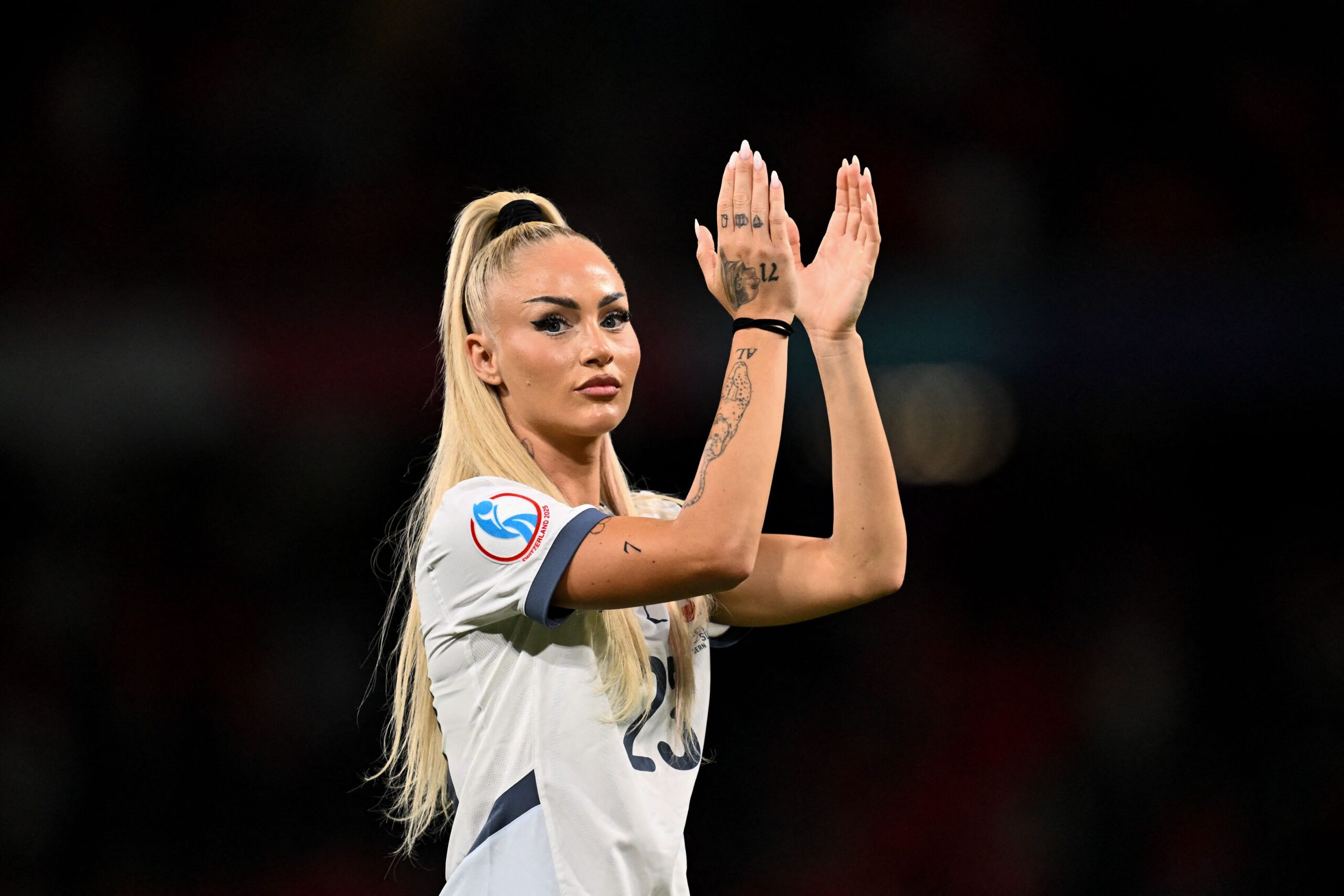 Alisha Lehmann bromea tras gol en derrota de Suiza ante Bélgica amistoso