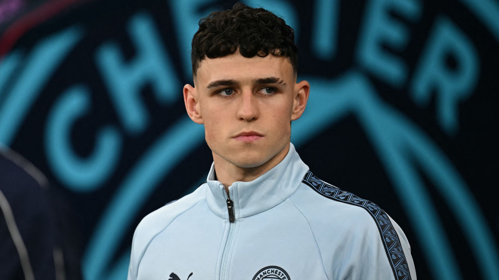 Phil Foden vende mansión de lujo con gimnasio y alberca tras mudarse al campo