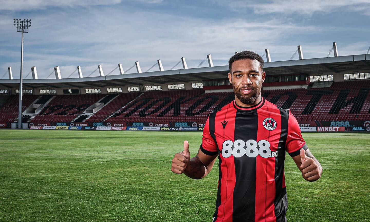 Ex-jugador del Liverpool se une a club búlgaro tras breve paso por Inglaterra