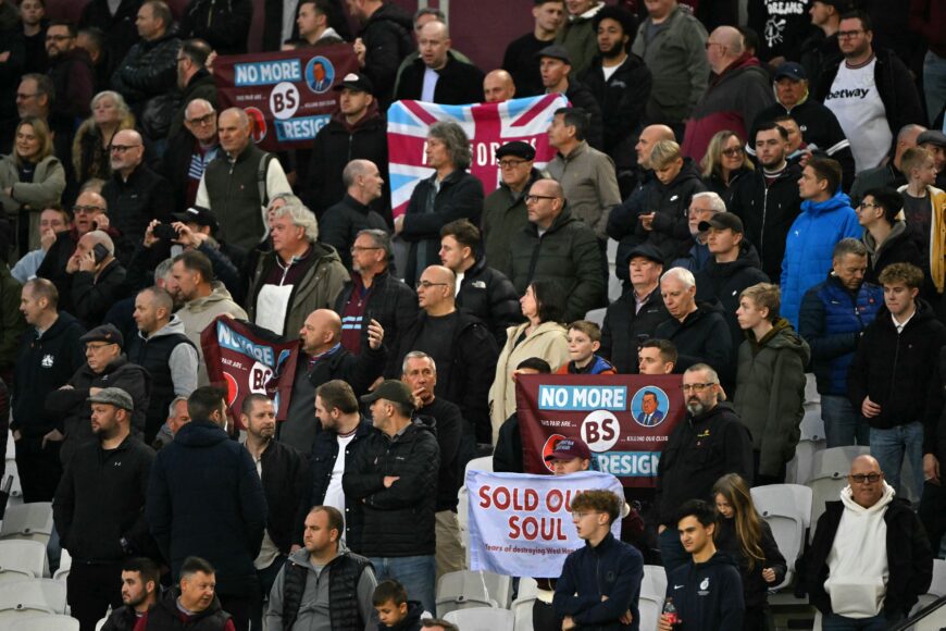 Protesta de hinchas de West Ham en el Estadio de Londres tras victoria contra Newcastle