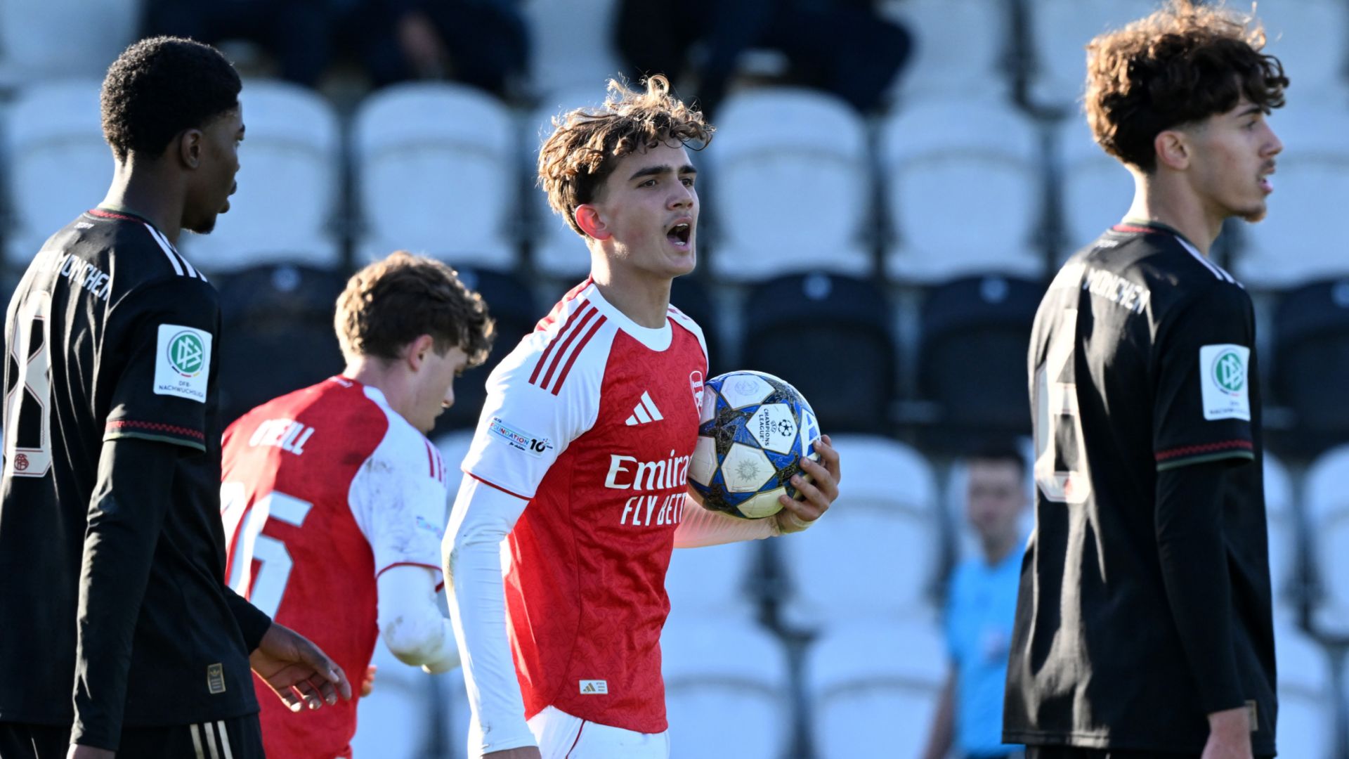 Max Dowman marca un gol espectacular al estilo Ozil en la UEFA Youth League