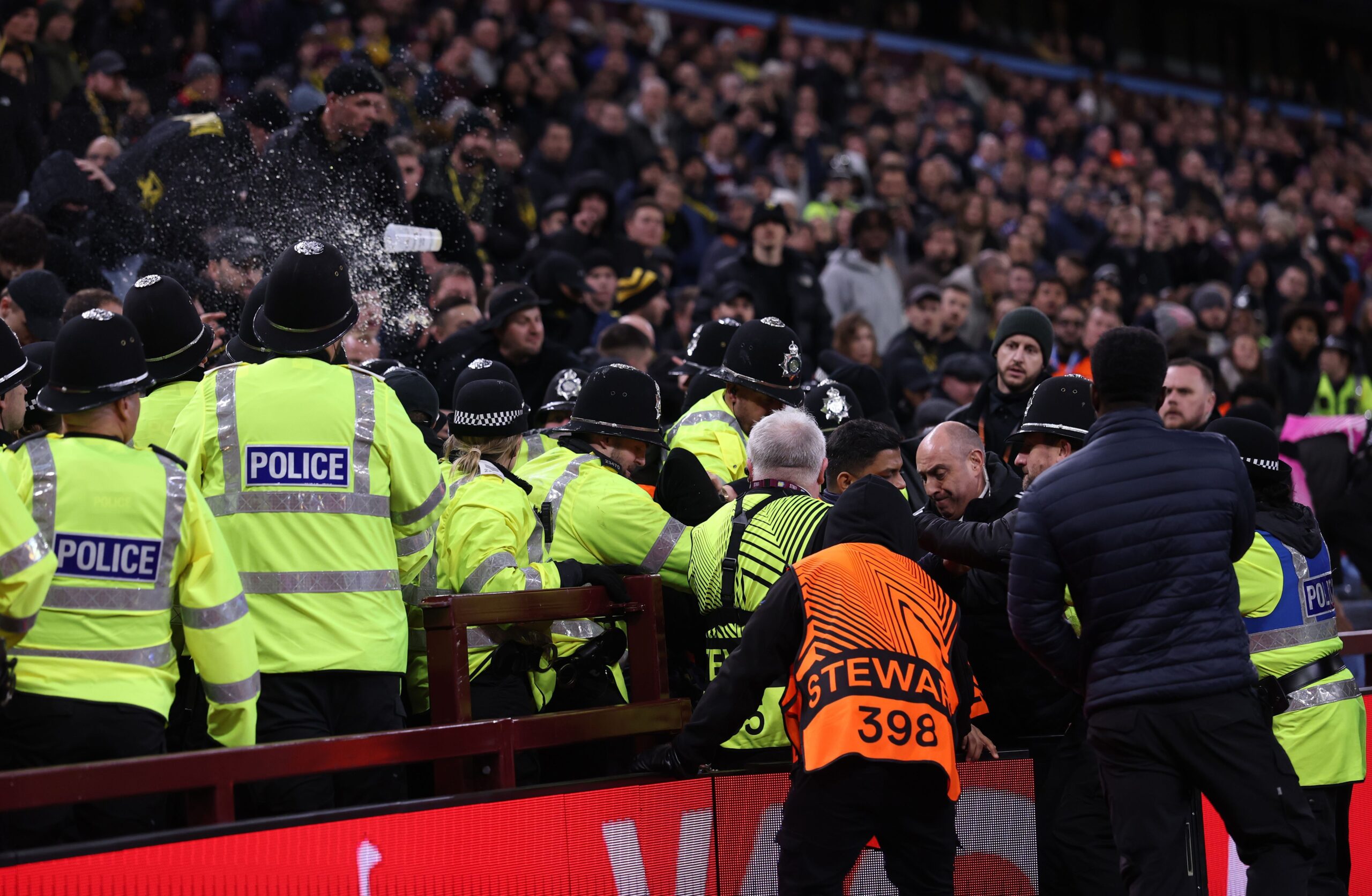 Donyell Malen golpeado por objeto en enfrentamiento Aston Villa vs Young Boys