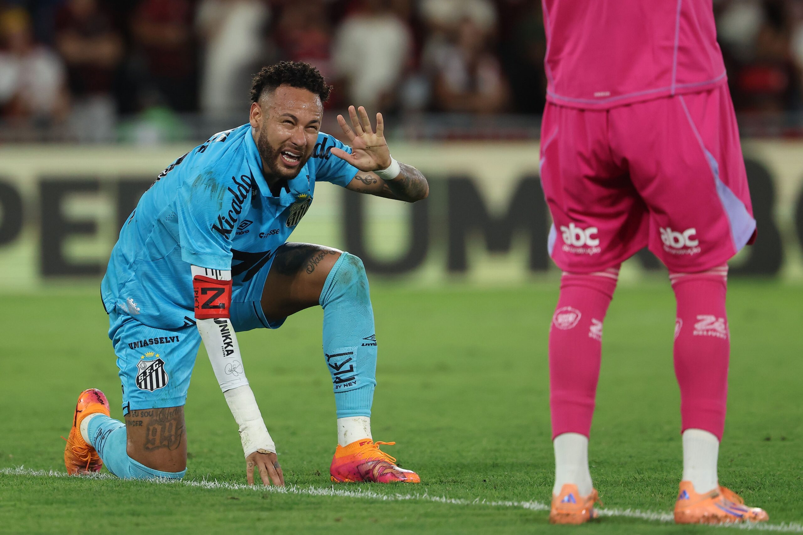 Neymar arremete contra periodista y niega disculpas a entrenador de Santos