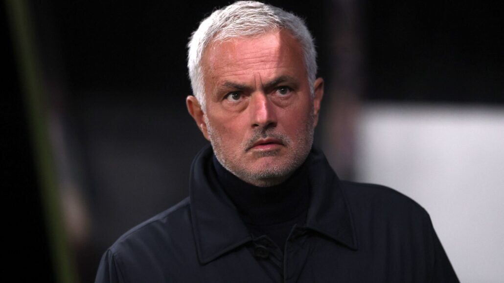 Mourinho disfruta su rutina diaria en el campus del Benfica con jóvenes talentos
