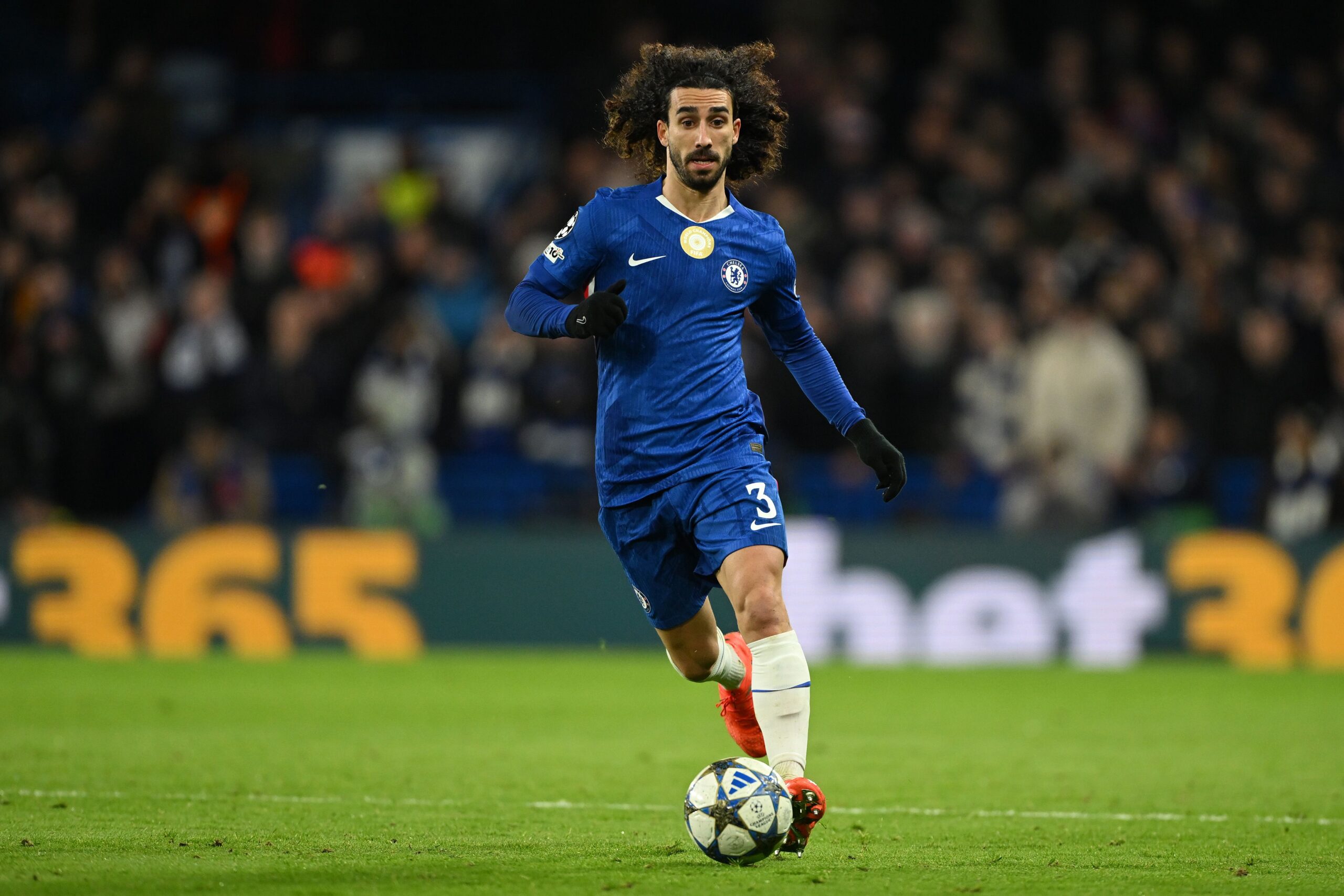 Cucurella impulsa a Estevao en Chelsea tras frenar a Lamine Yamal