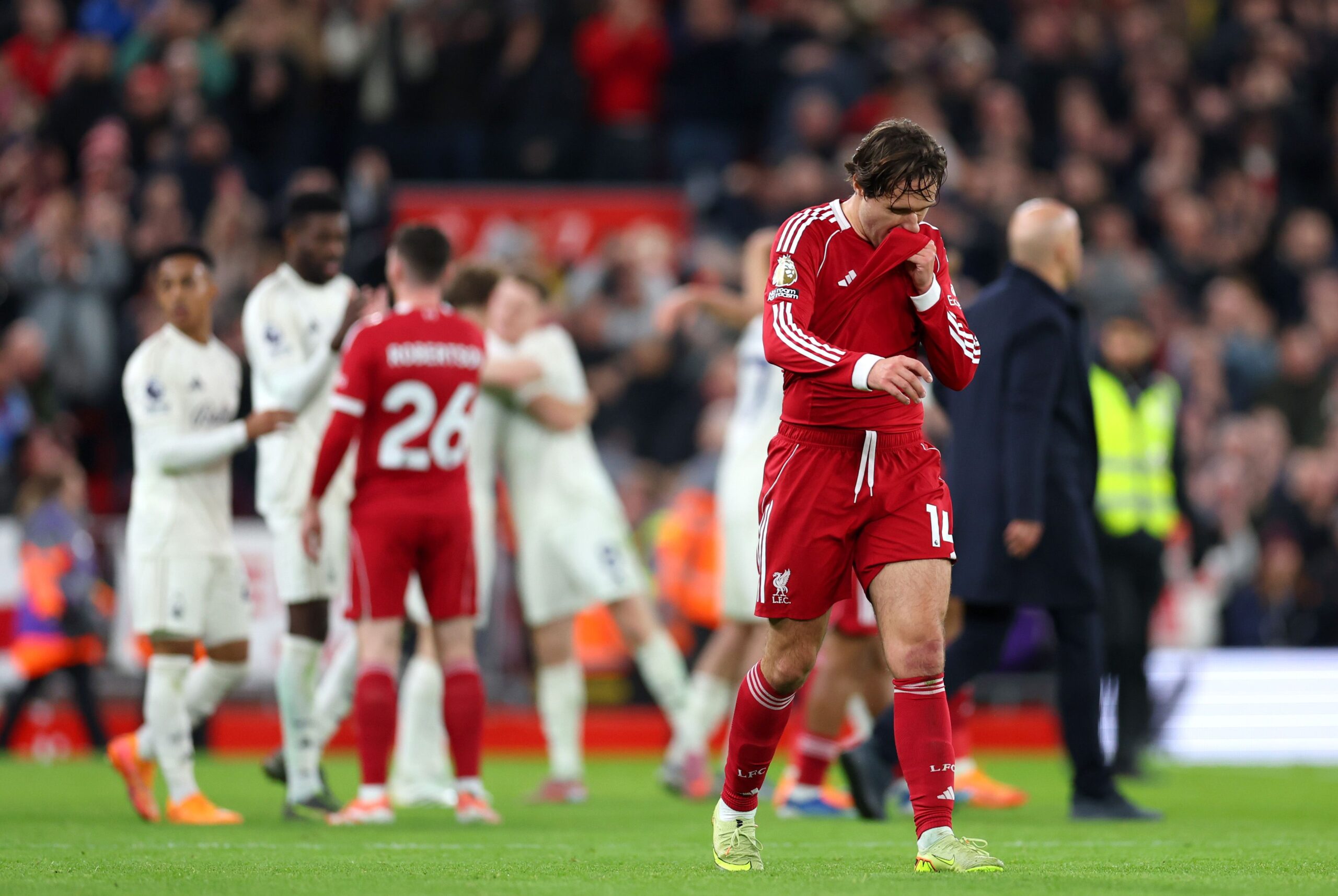 La solución está cerca, afirma Arne Slot tras la sorpresiva derrota ante Nottingham