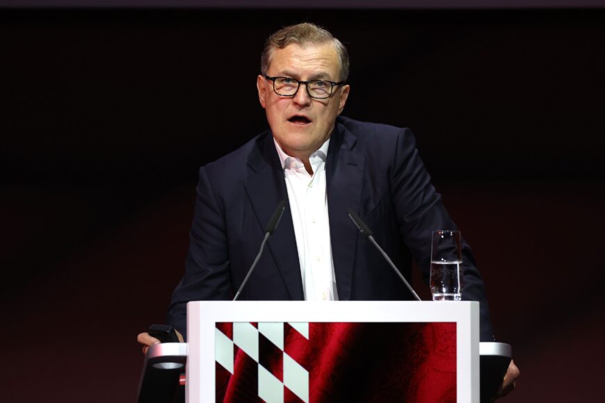 El jefe del Bayern defiende su política de fichajes tras un año récord