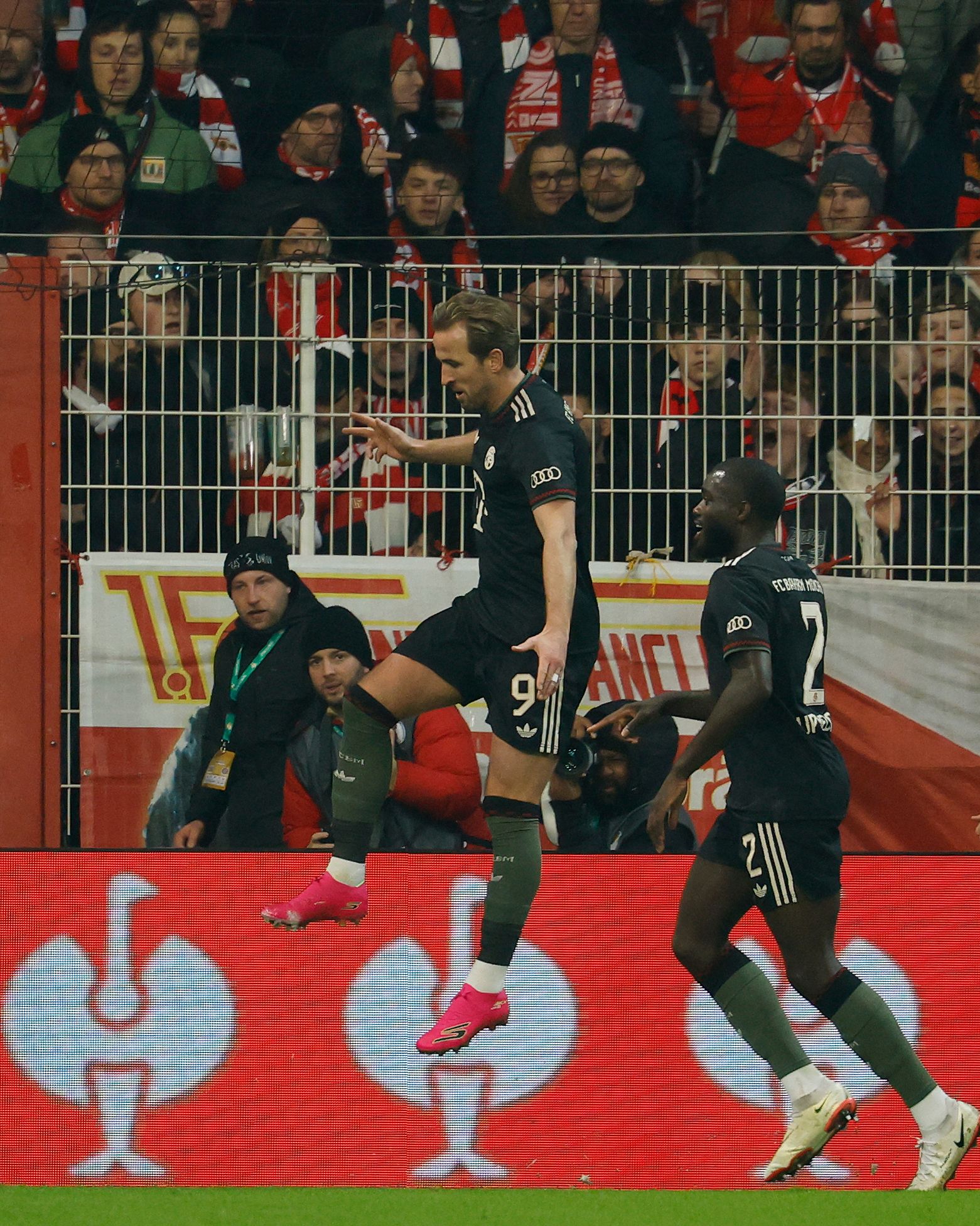 Harry Kane brilla y dos autogoles salvan a Bayern Munich en la DFB Pokal