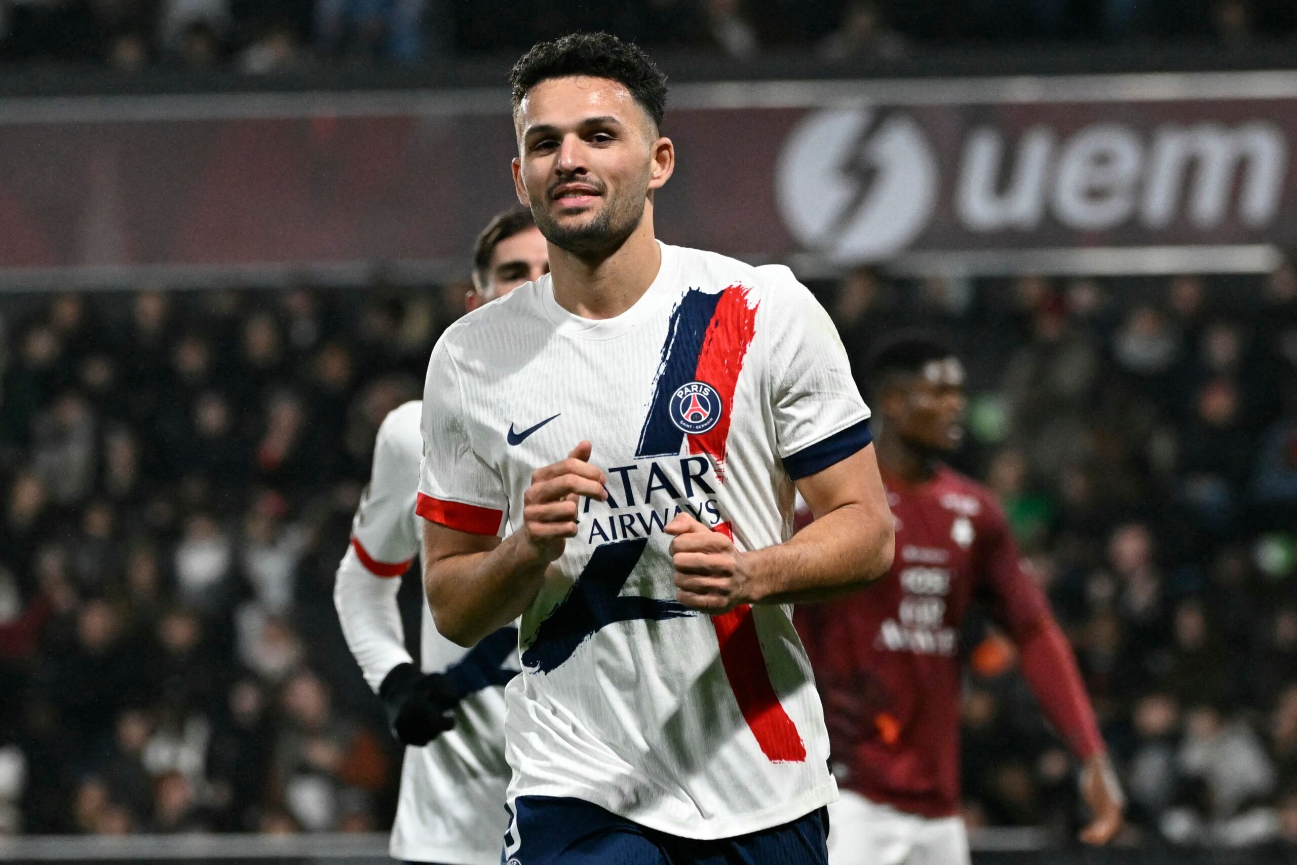 Liverpool planea arrendar a delantero del PSG tras lesión de Isak