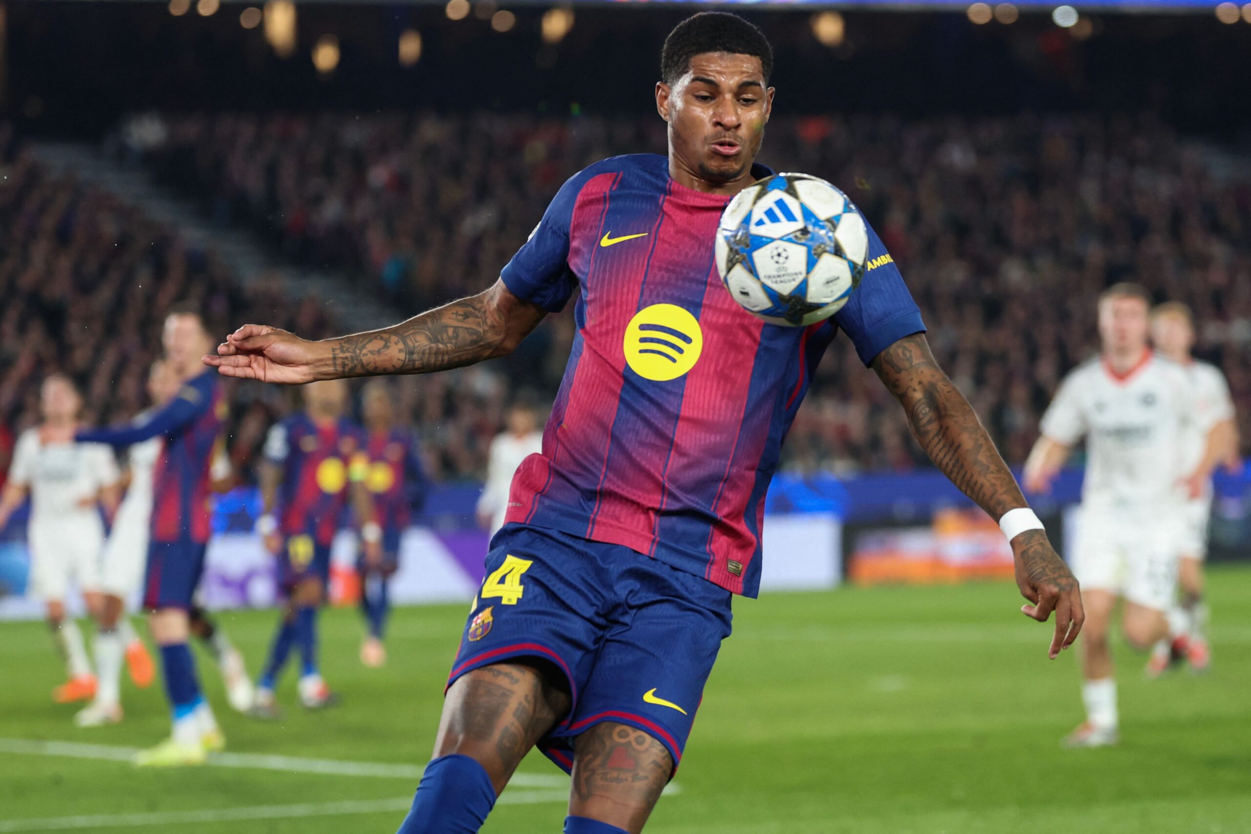 El jefe del Barcelona Hansi Flick elogia a Marcus Rashford tras ser relegado