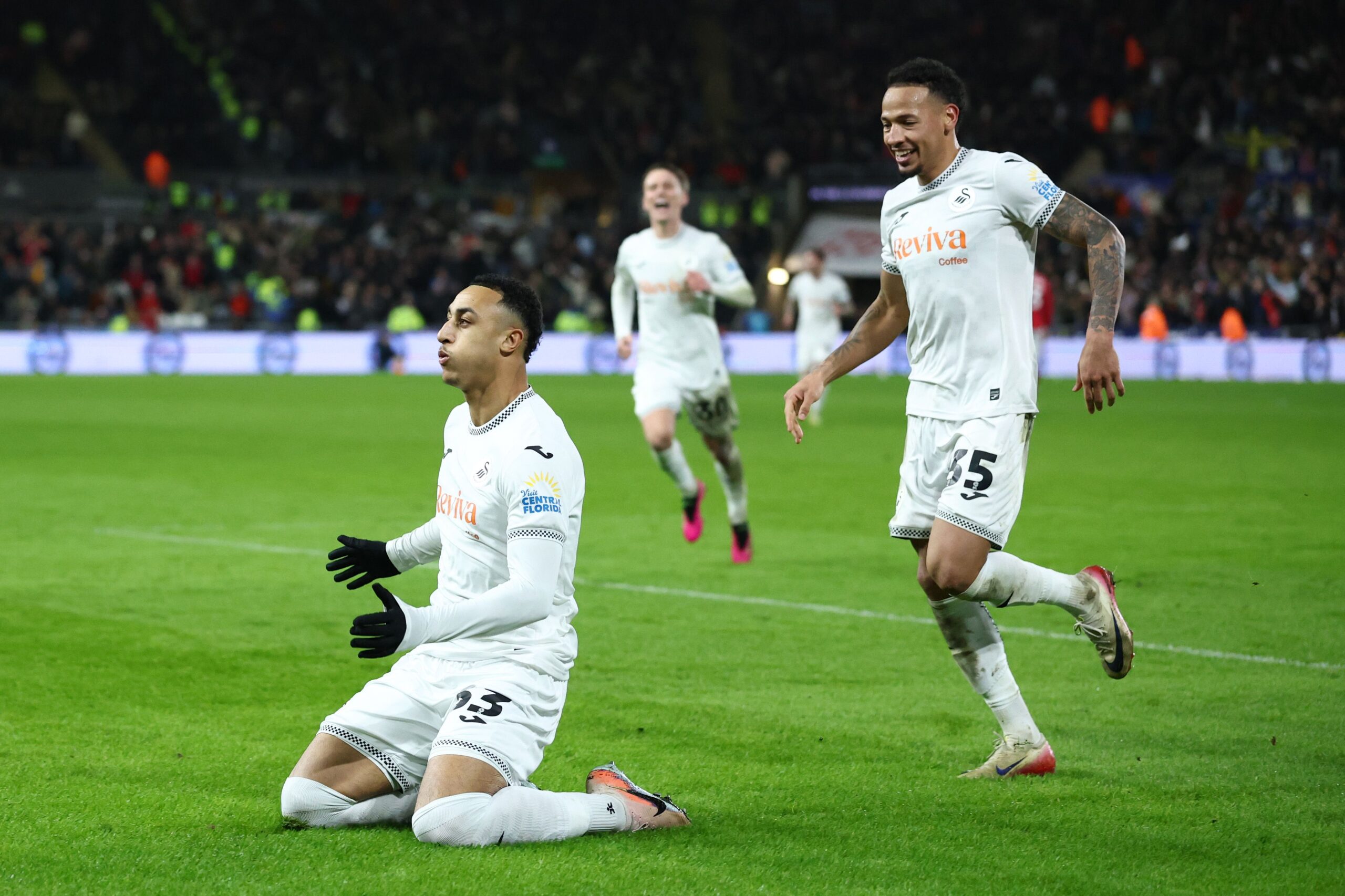 Wrexham pierde en el último minuto: Adam Idah da victoria a Swansea en derby