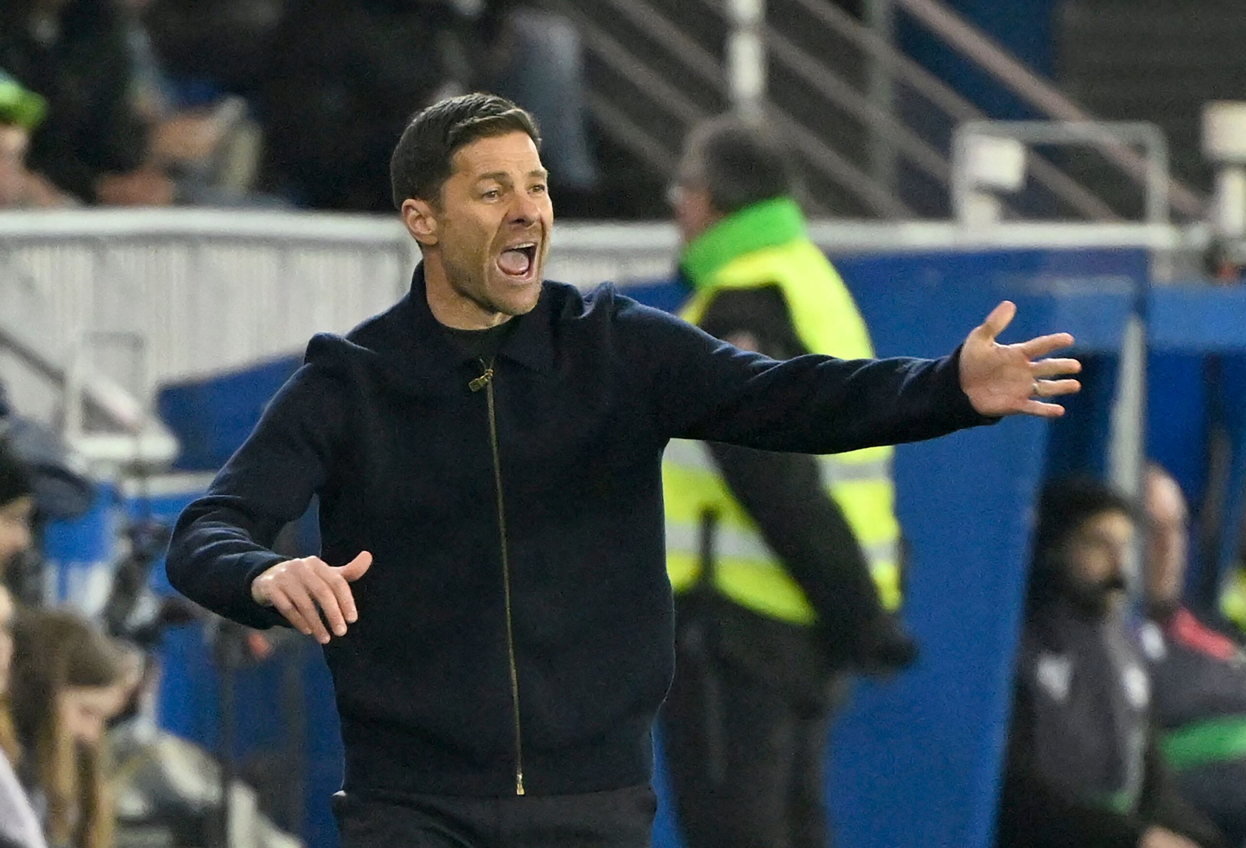 Real Madrid deja a Xabi Alonso aislado, cuestionan decisión de Pérez